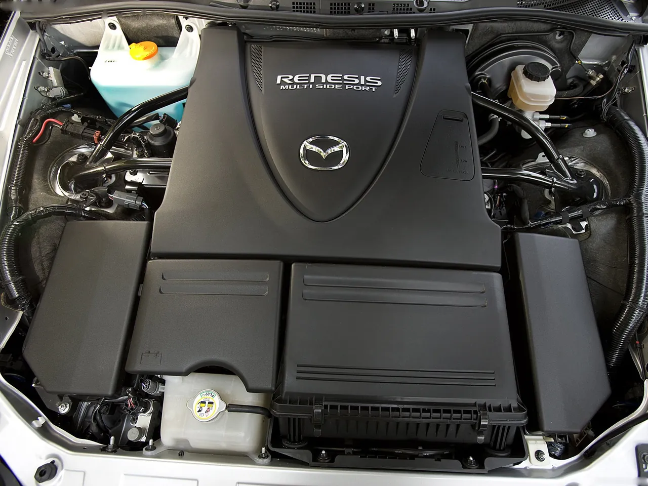 Mazda RX-8 (2009) – motorový prostor