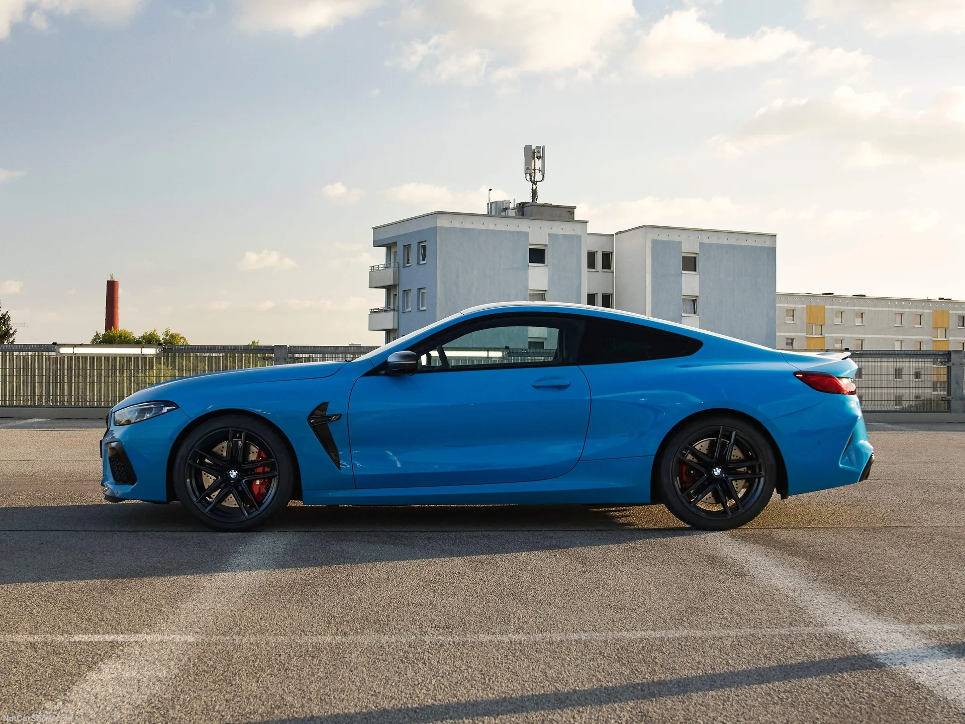 BMW M8 Competition Coupe (2023) – boční profil
