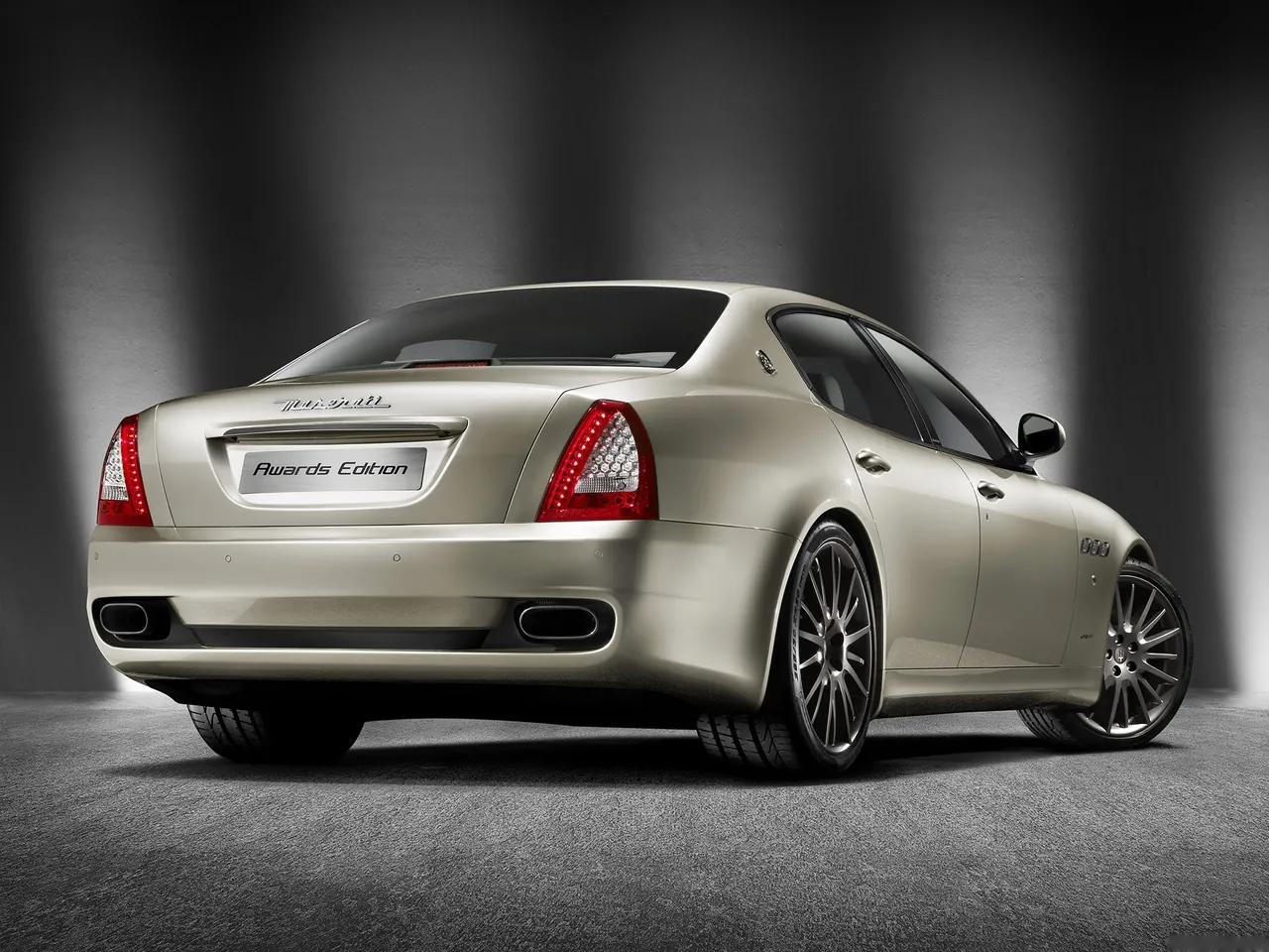 Maserati Quattroporte Sport GT S Awards Edition (2011) – zadní tříčtvrteční pohled