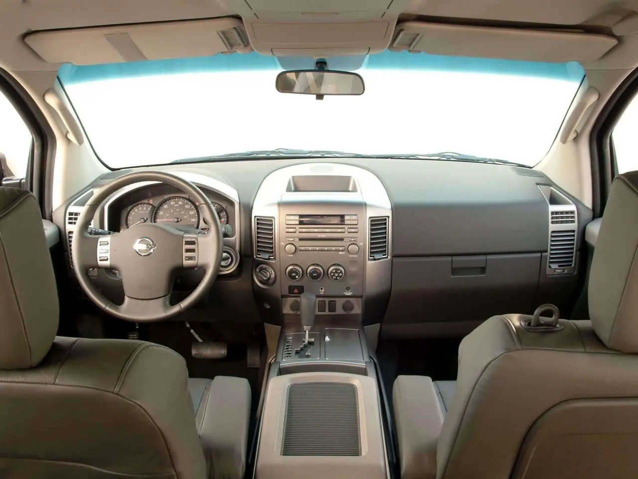 Nissan Titan (2004) – interiér