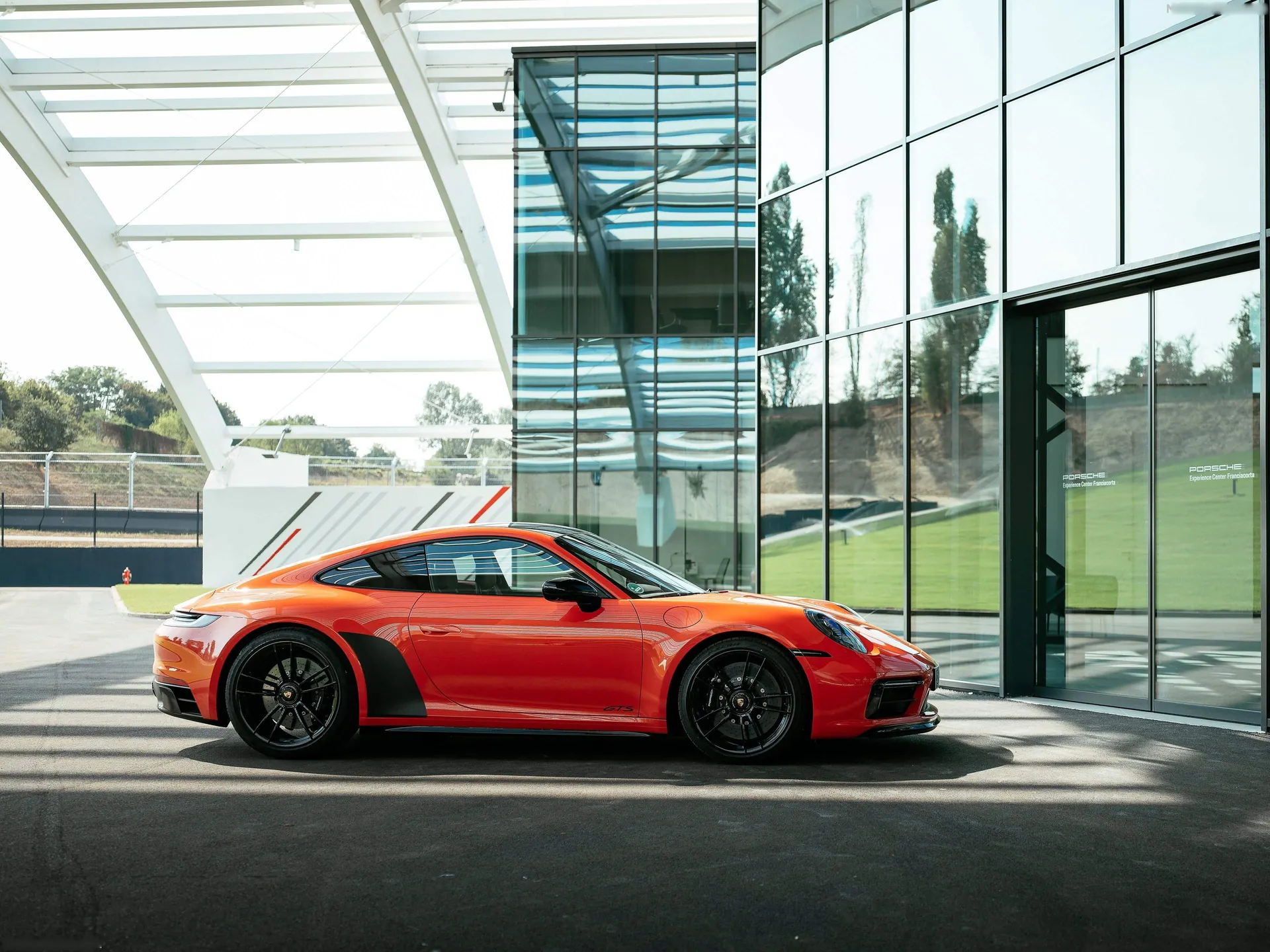 Porsche 911 Carrera 4 GTS (2022) – boční profil