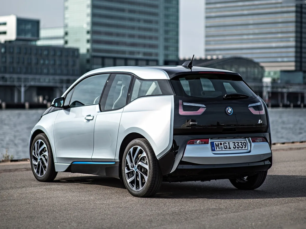 BMW i3 (2014) – zadní tříčtvrteční pohled