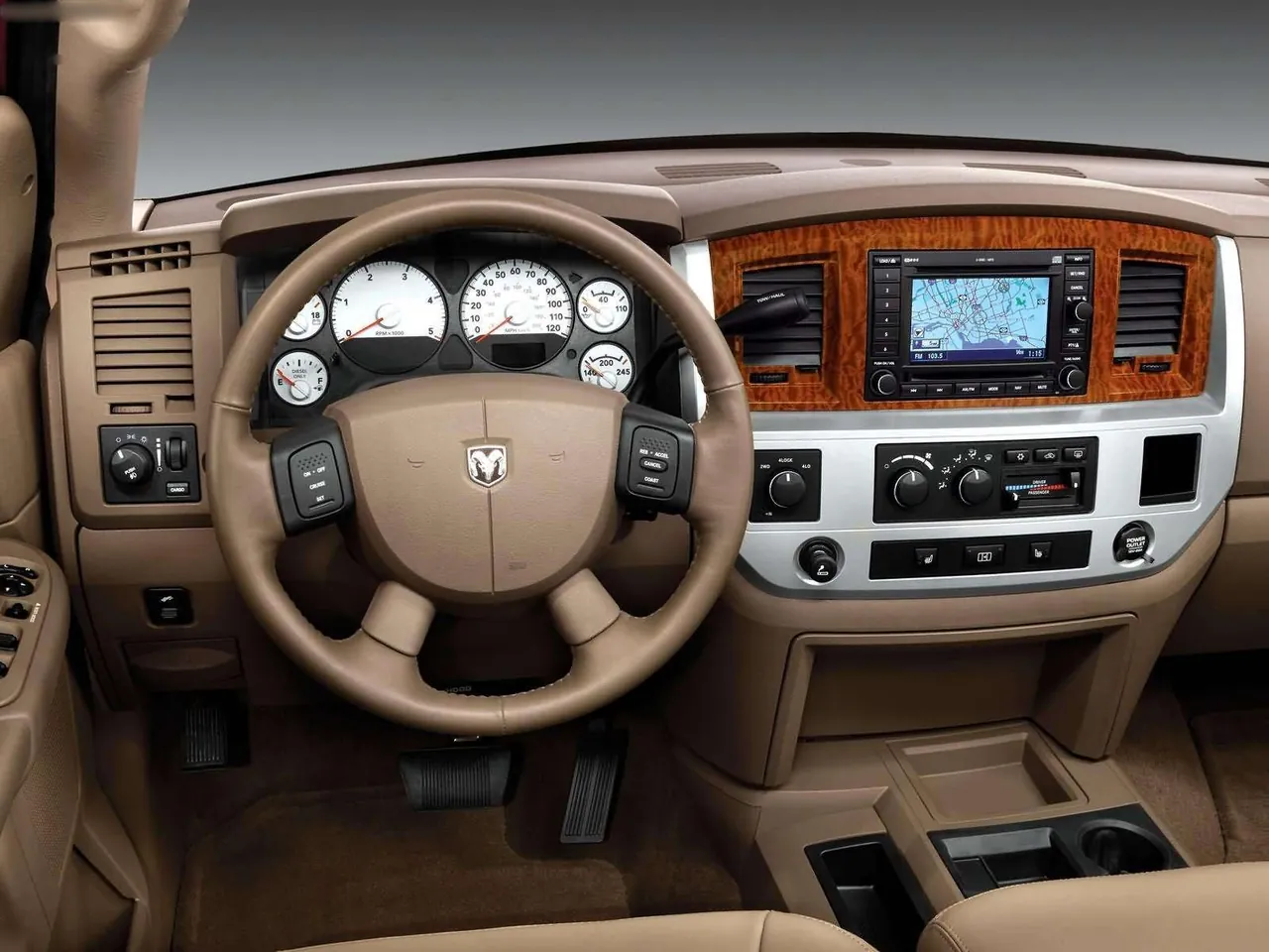 Dodge Ram Mega Cab (2006) – interiér