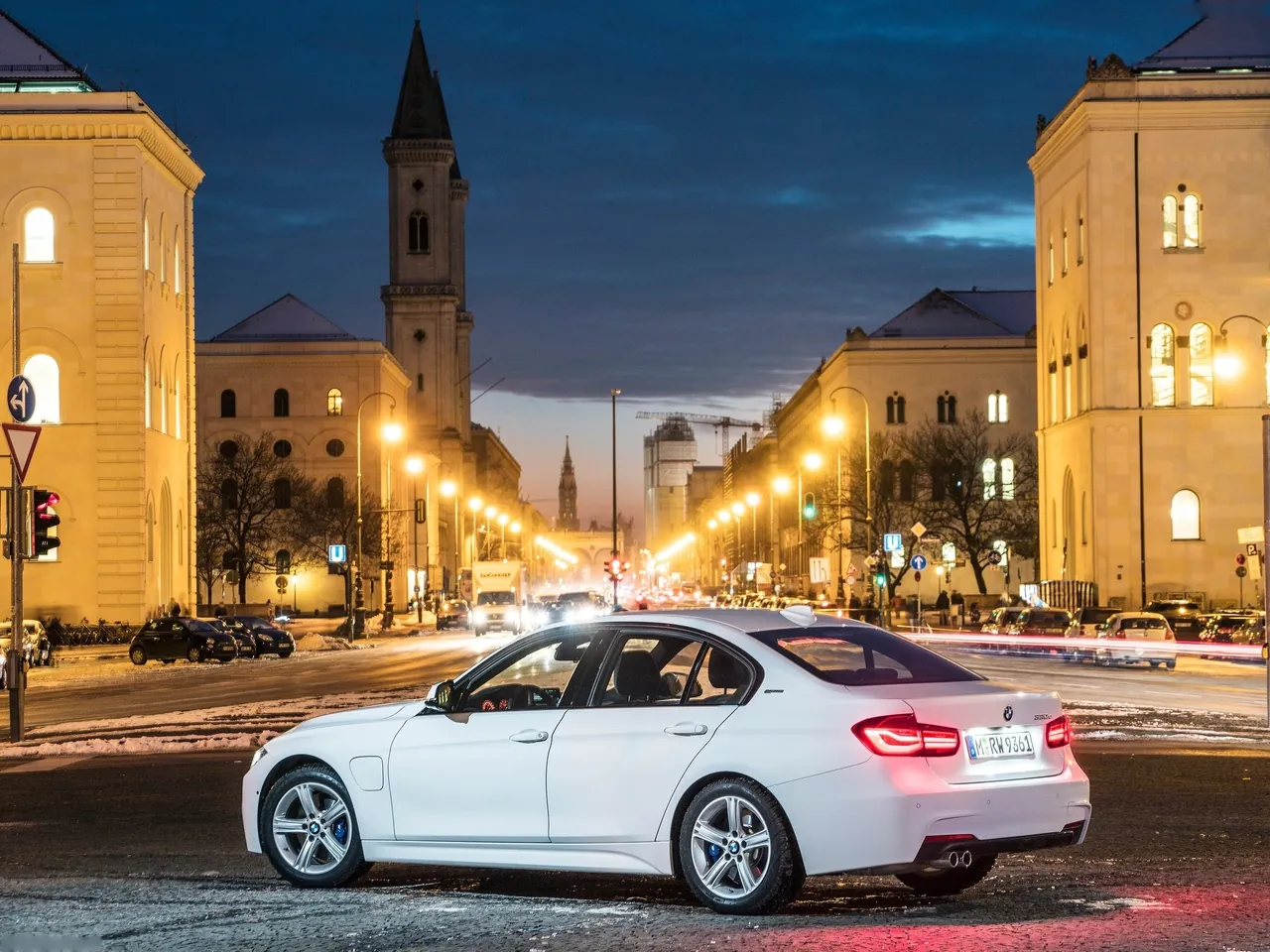 BMW 330e (2016) – zadní tříčtvrteční pohled