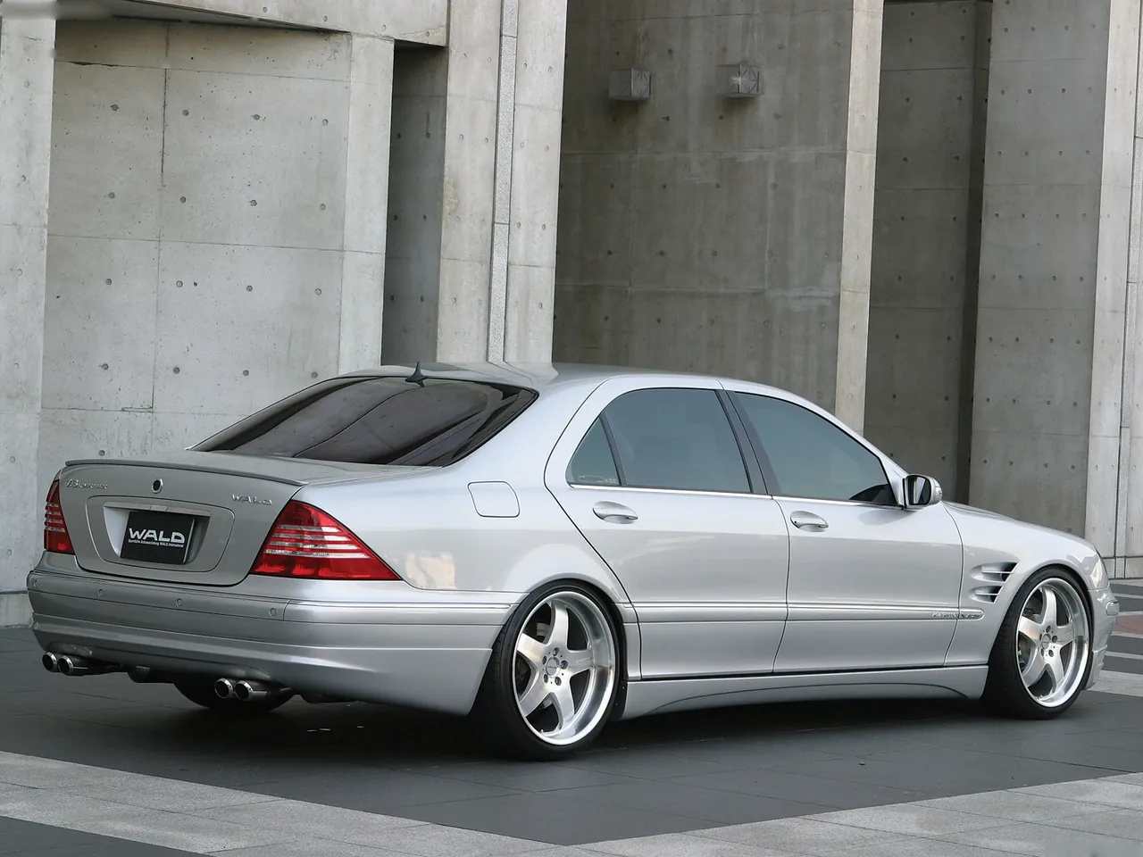 Wald Mercedes-Benz S-Class (2004) – zadní tříčtvrteční pohled