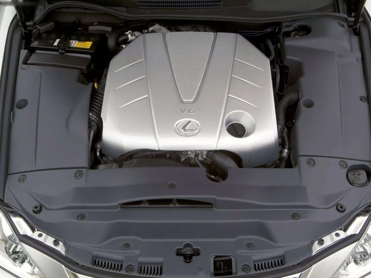 Lexus IS350 (2006) – motorový prostor