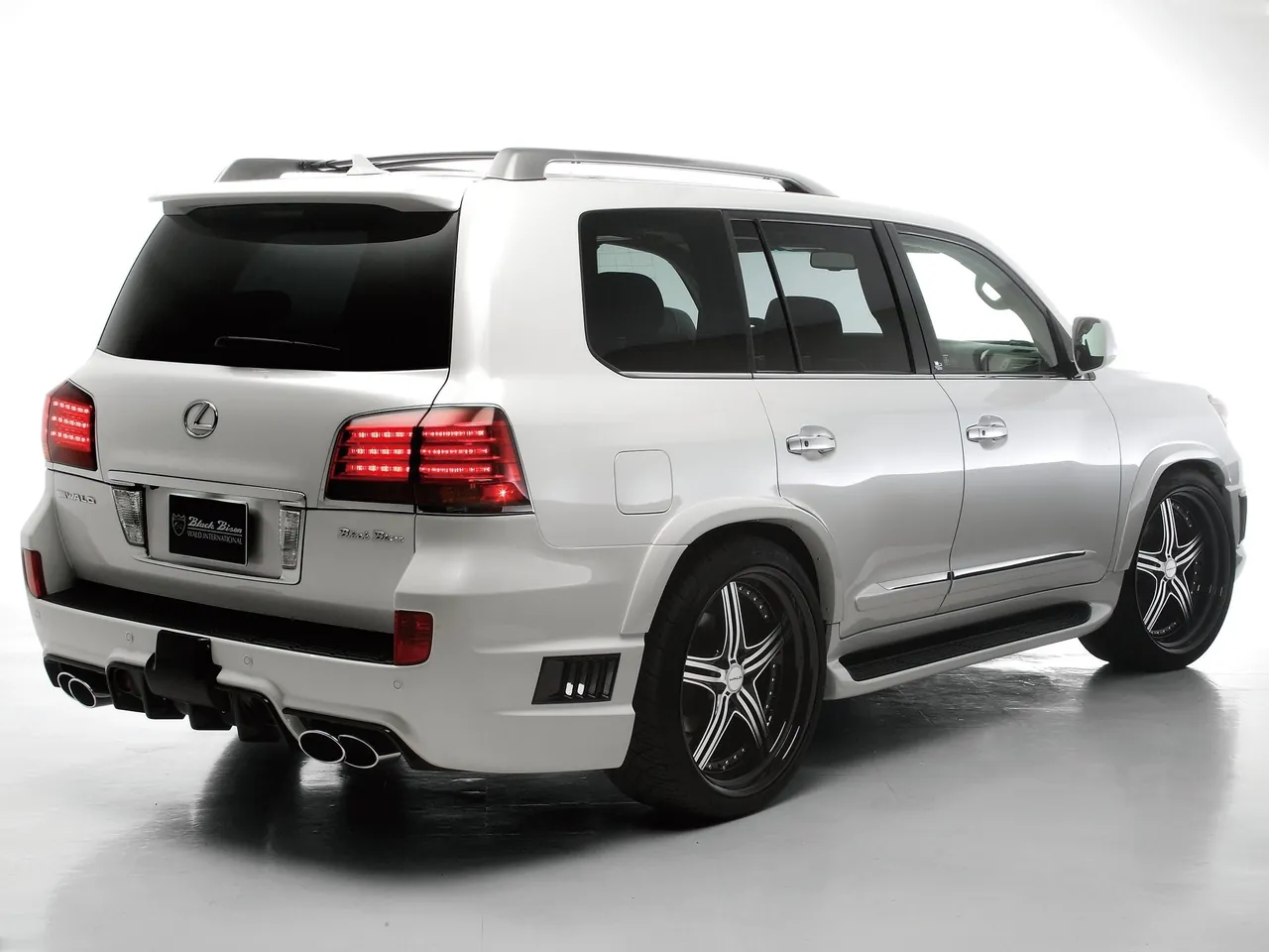 Wald Lexus LX570 (2008) – zadní tříčtvrteční pohled