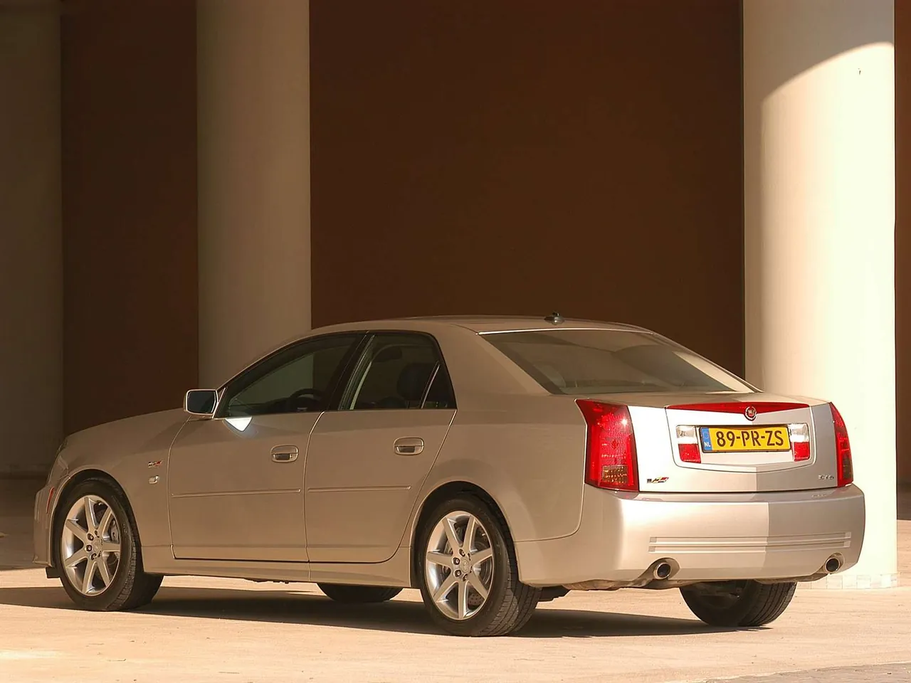 Cadillac CTS-V Euro (2005) – zadní tříčtvrteční pohled