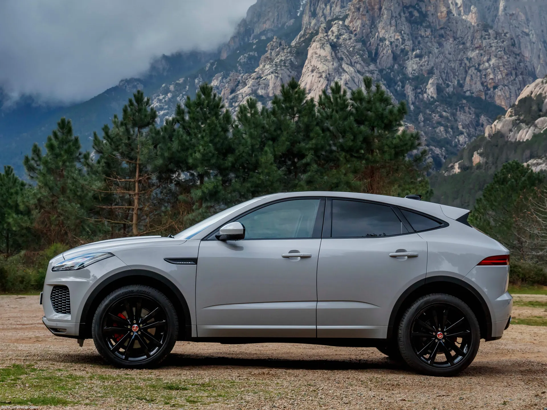 Jaguar E-Pace (2018) – boční profil