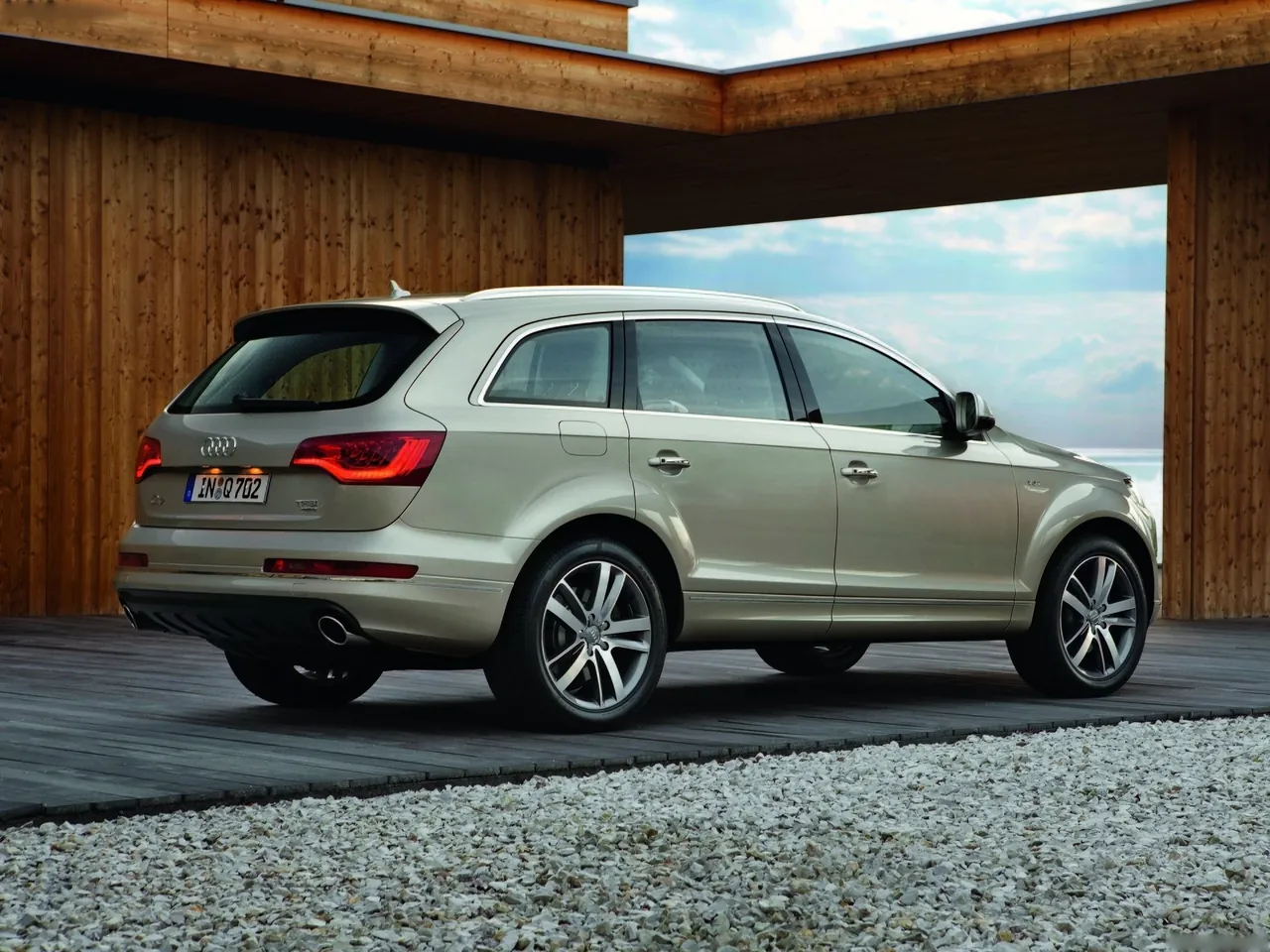 Audi Q7 (2011) – zadní tříčtvrteční pohled