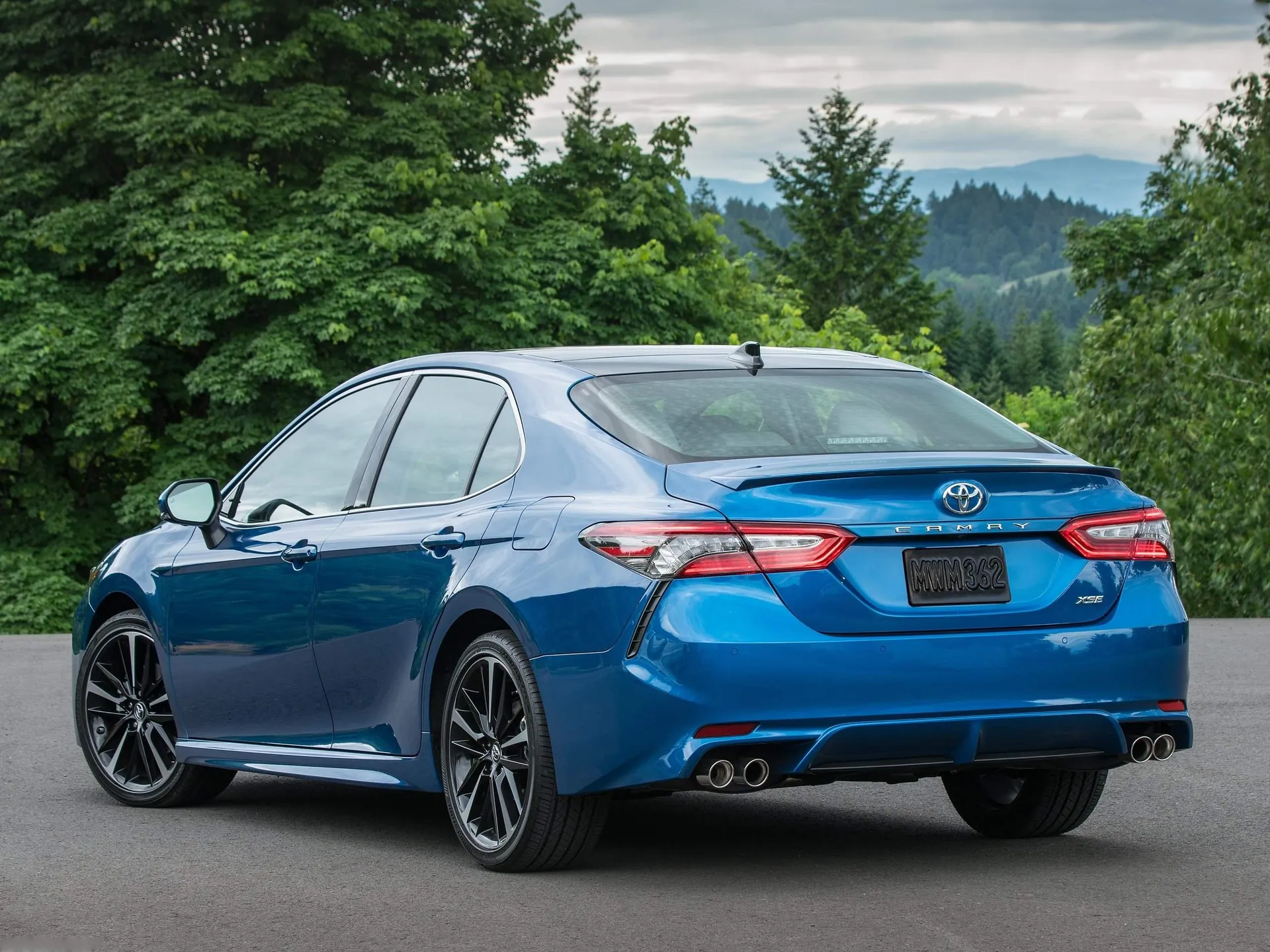 Toyota Camry (2018) – zadní tříčtvrteční pohled