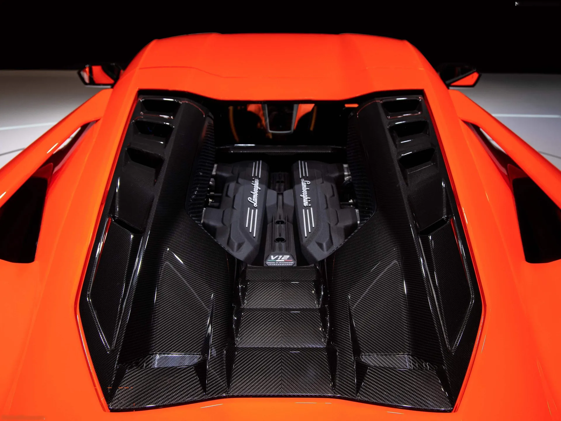 Lamborghini Revuelto (2024) – motorový prostor