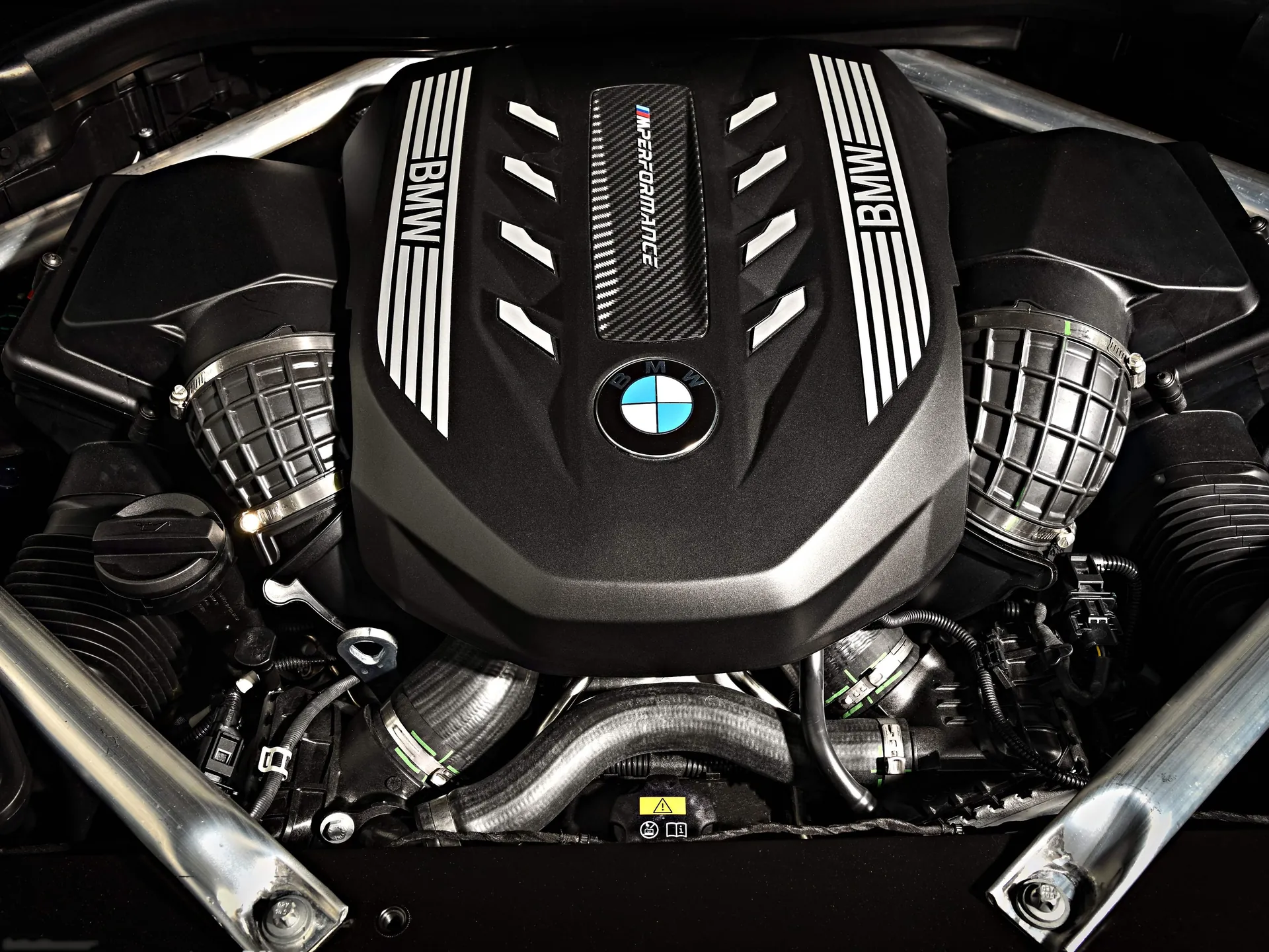 BMW X7 M50i (2020) – motorový prostor