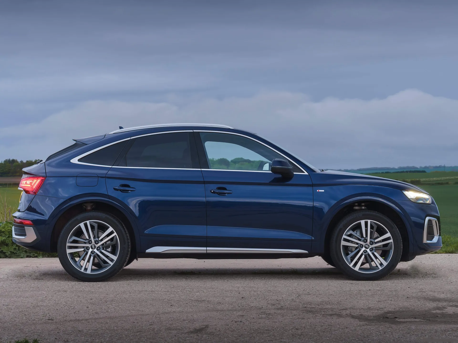 Audi Q5 Sportback [UK] (2021) – boční profil
