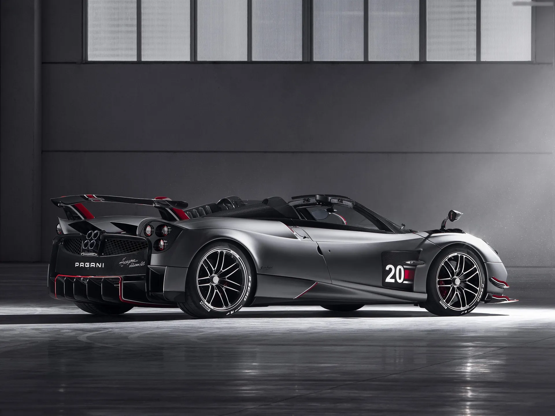 Pagani Huayra Roadster BC (2020) – zadní tříčtvrteční pohled