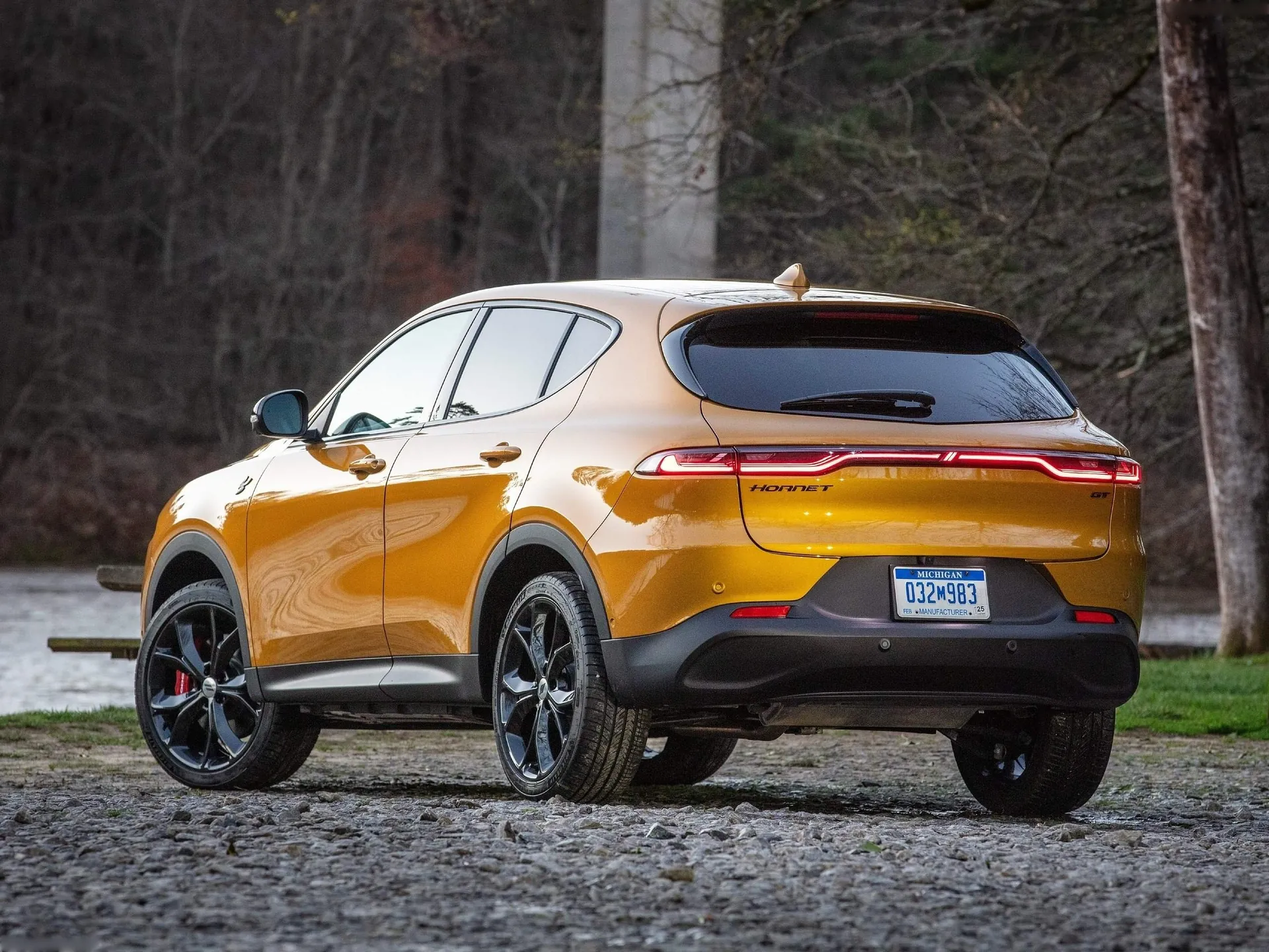 Dodge Hornet (2023) – zadní tříčtvrteční pohled