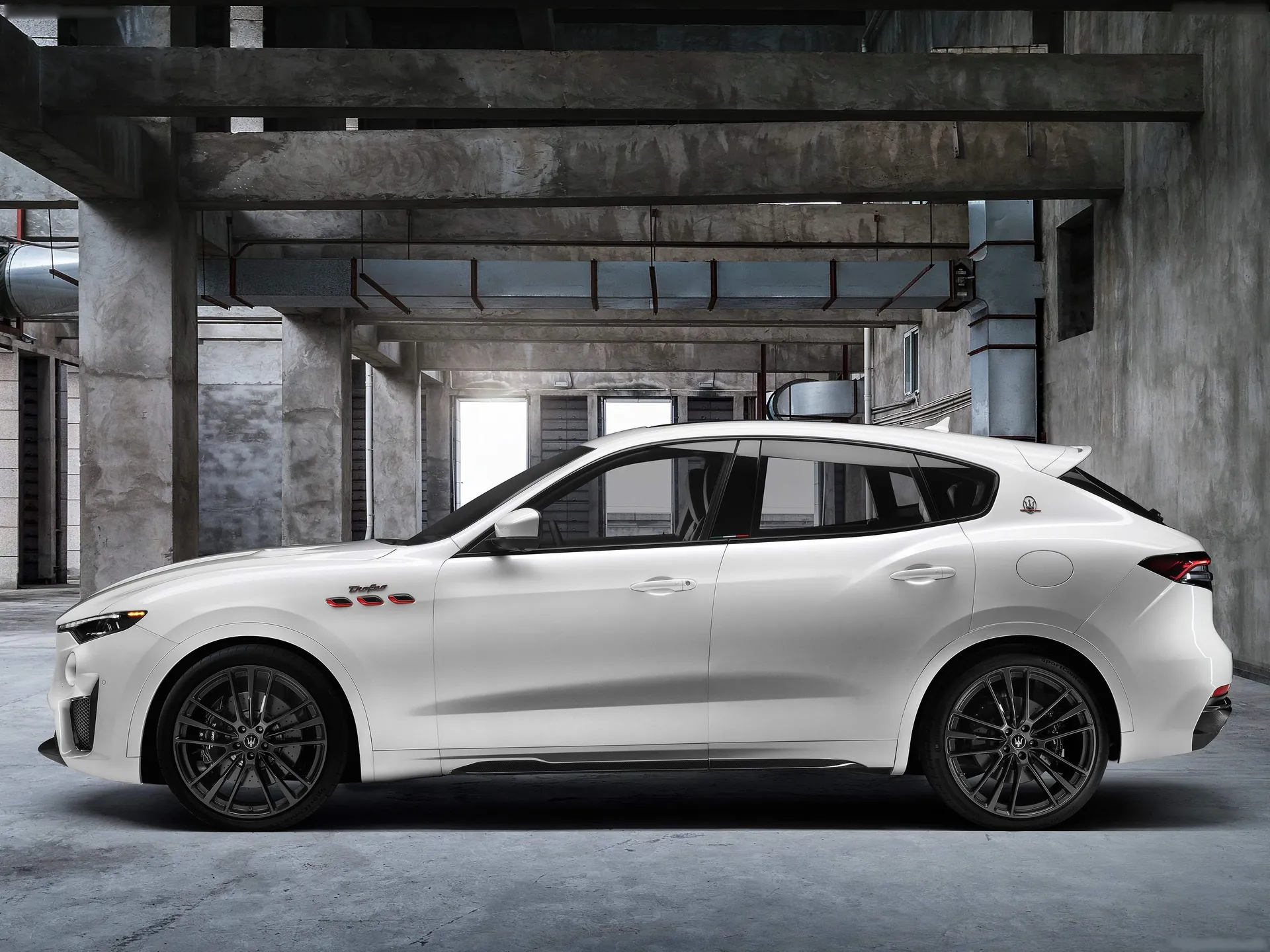 Maserati Levante Trofeo (2021) – boční profil