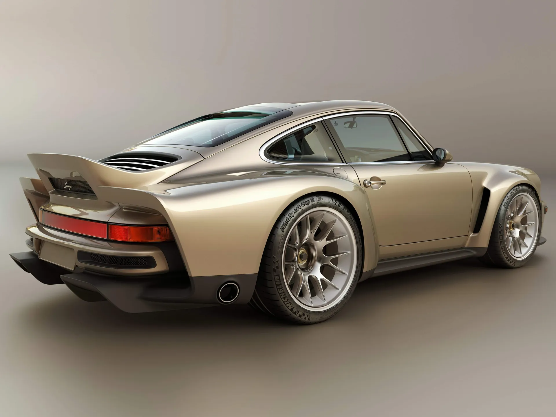 Singer DLS Turbo (2023) – zadní tříčtvrteční pohled