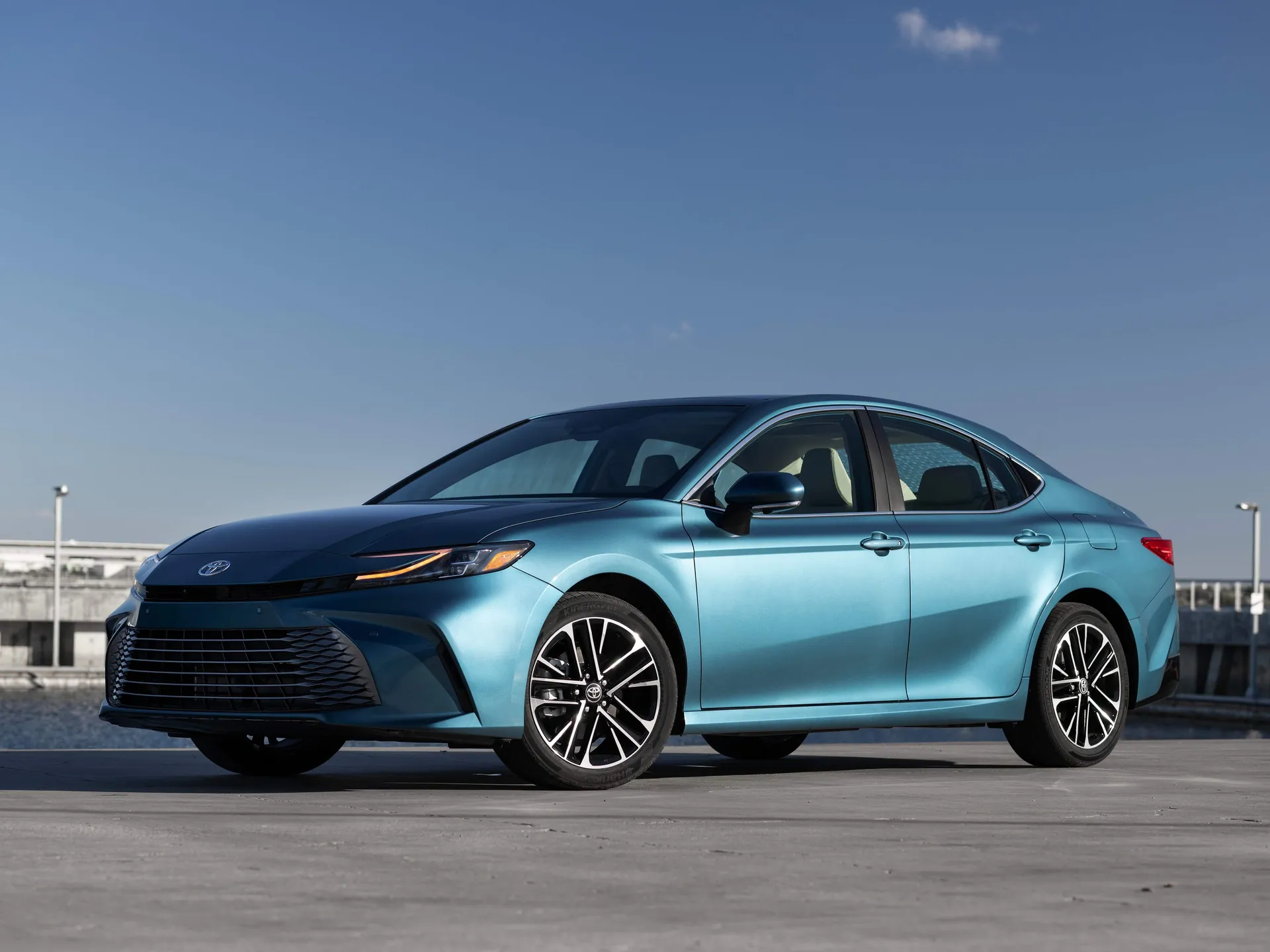 Toyota Camry Hybrid (2025)
