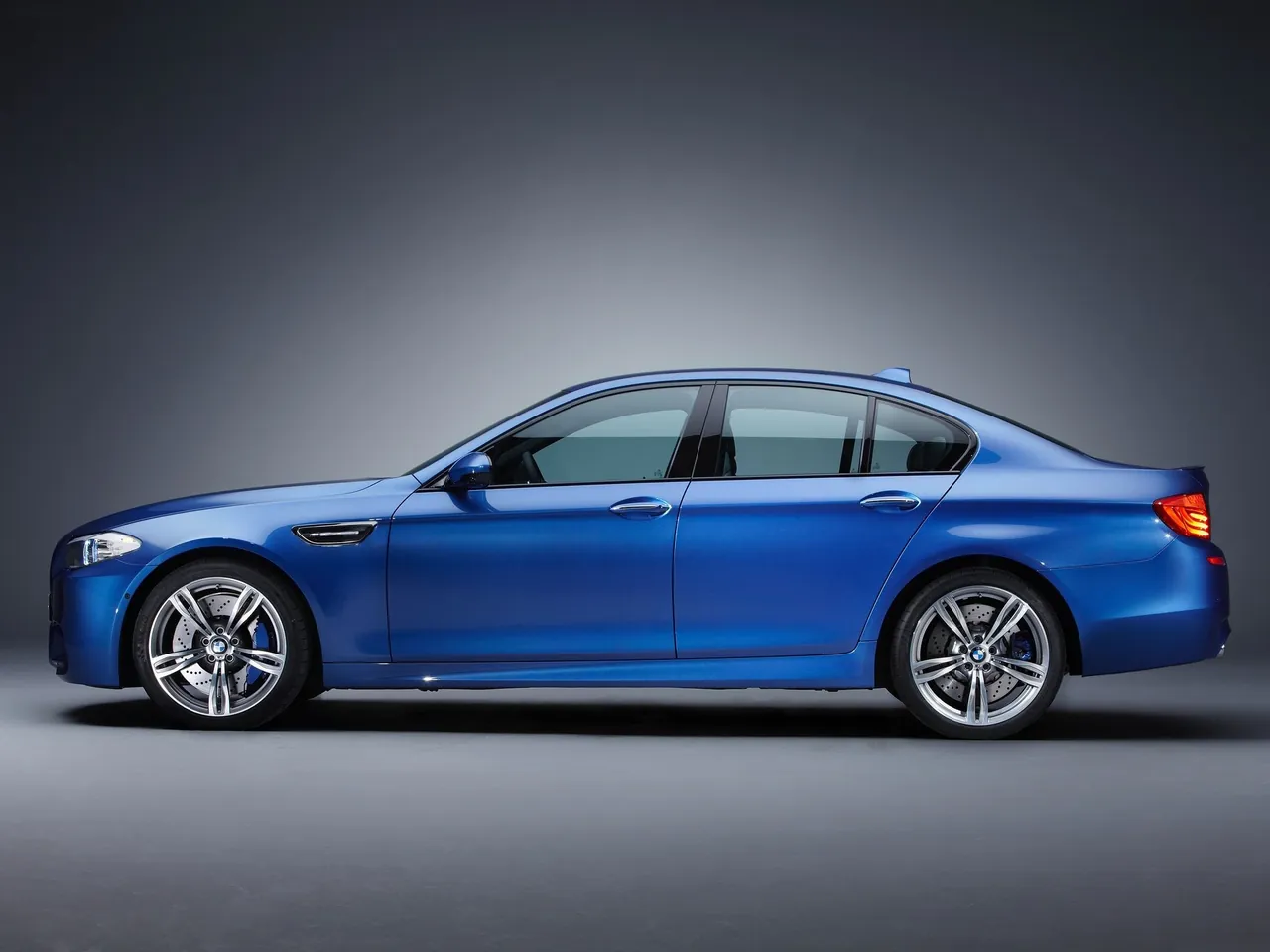 BMW M5 (2012) – boční profil