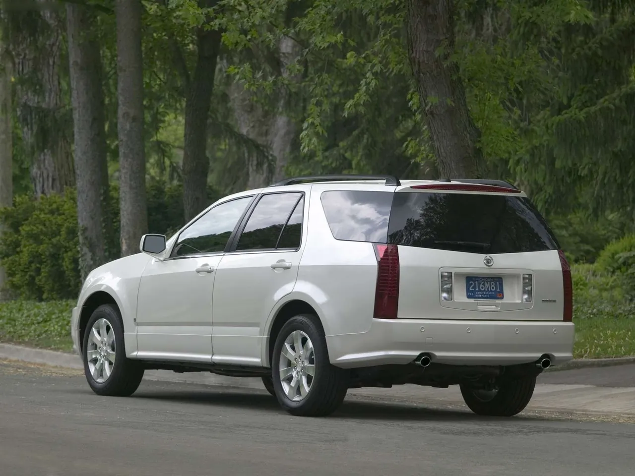 Cadillac SRX (2006) – zadní tříčtvrteční pohled
