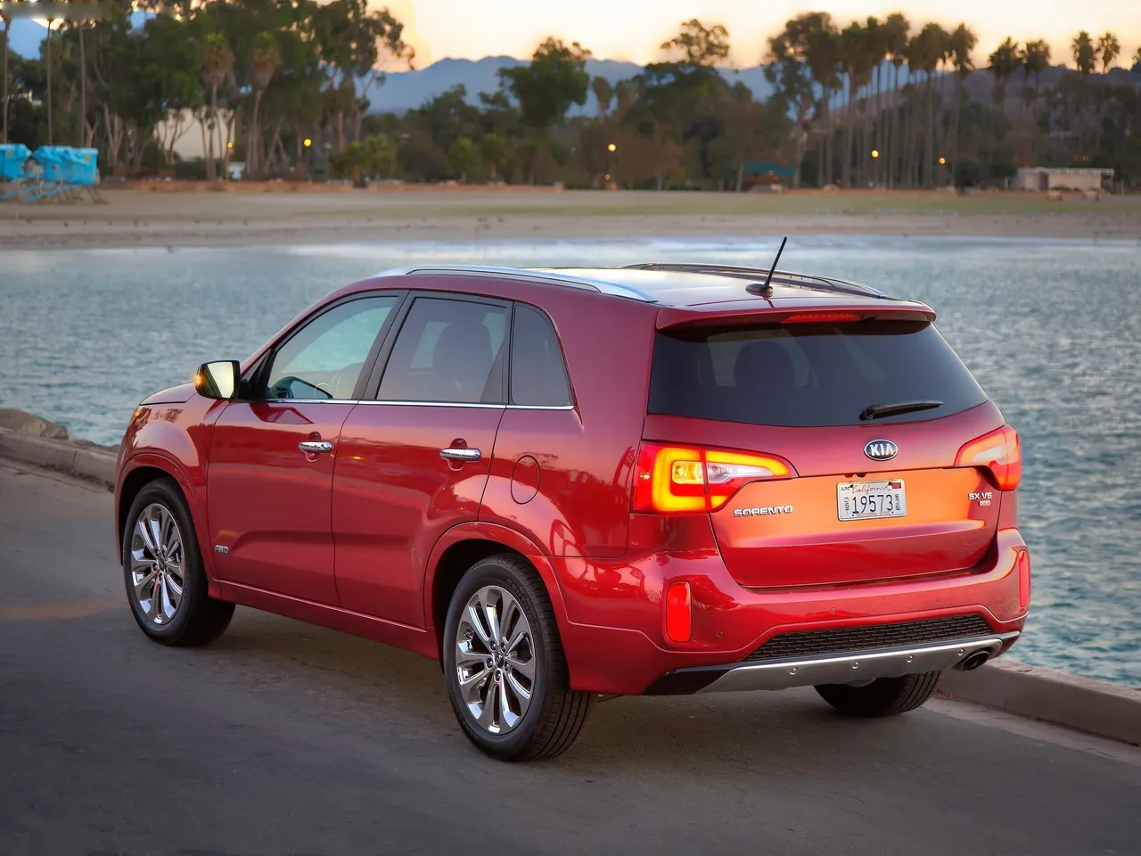 Kia Sorento (2014) – zadní tříčtvrteční pohled
