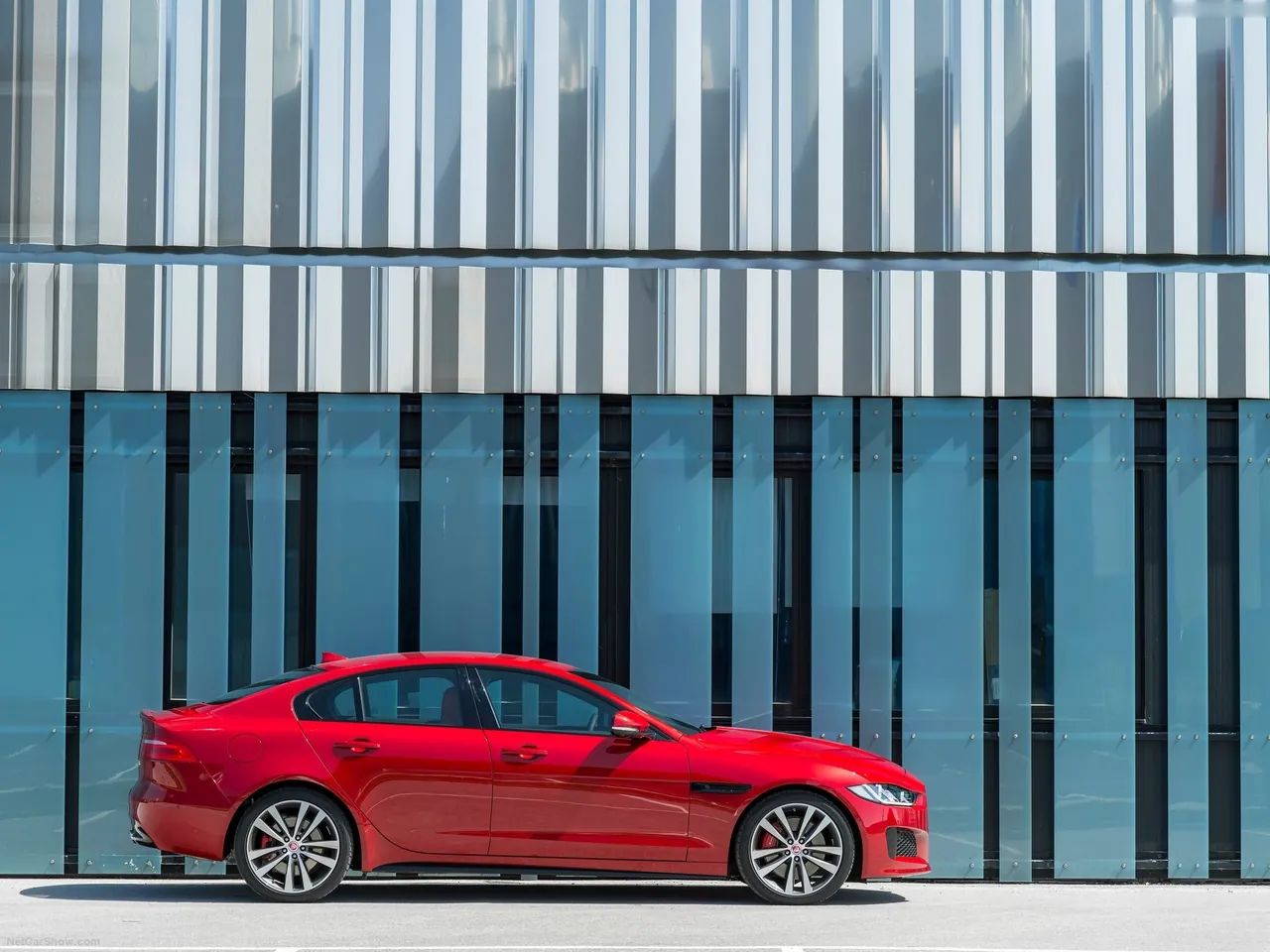 Jaguar XE S (2016) – boční profil