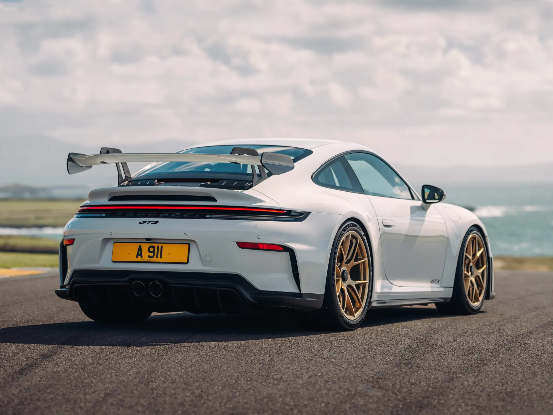 Porsche 911 GT3 [UK] (2025) – zadní tříčtvrteční pohled