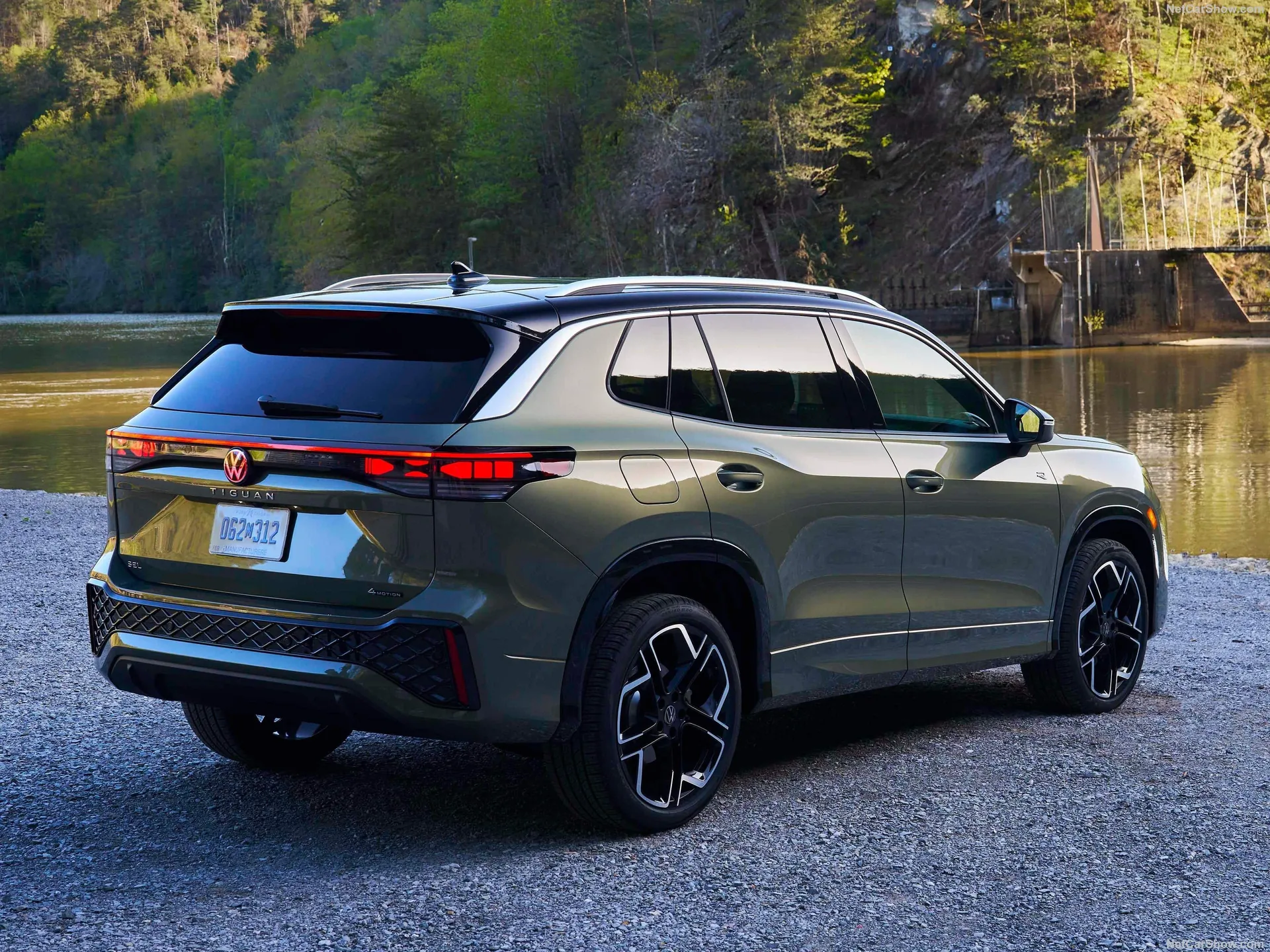 Volkswagen Tiguan [US] (2025) – zadní tříčtvrteční pohled