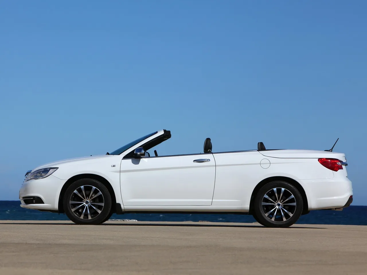 Lancia Flavia (2013) – boční profil