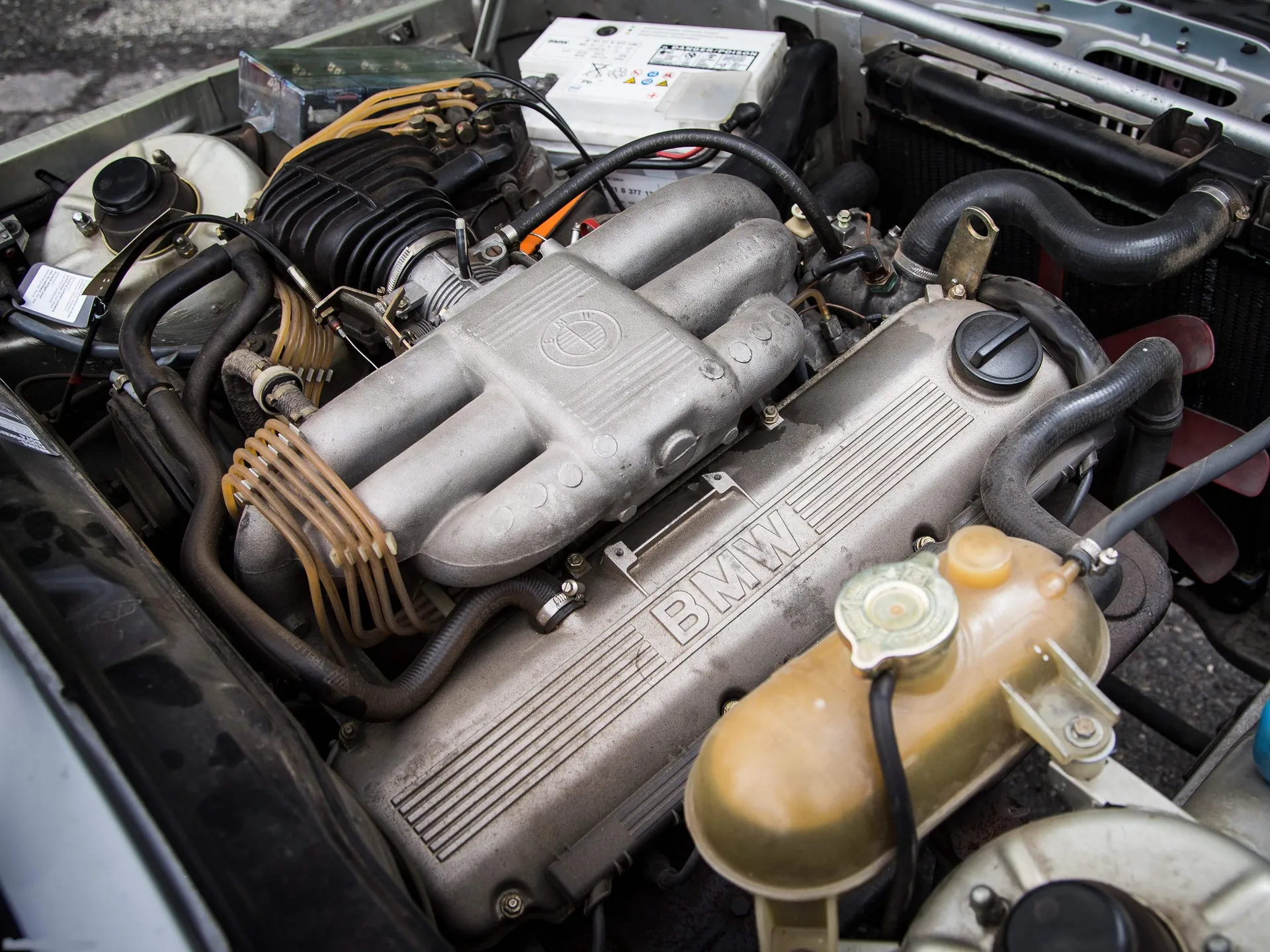 BMW 323i (1980) – motorový prostor