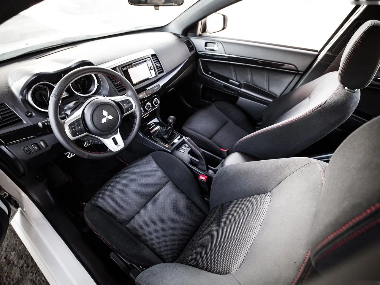 Mitsubishi Lancer Evolution Final Edition (2015) – interiér