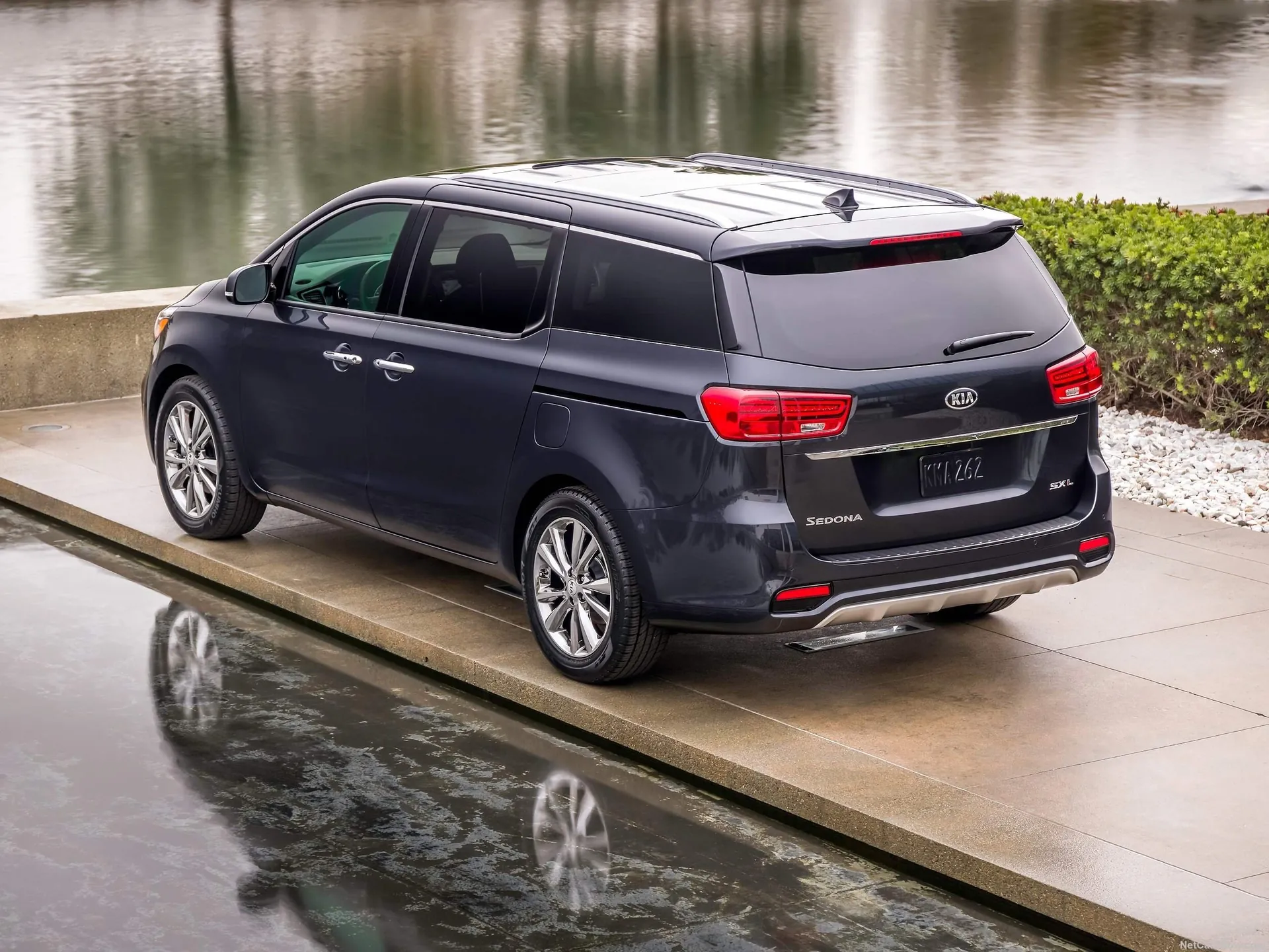 Kia Sedona (2019) – zadní tříčtvrteční pohled