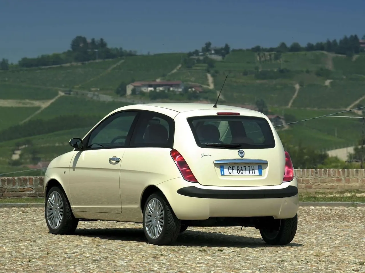 Lancia Ypsilon (2003) – zadní tříčtvrteční pohled