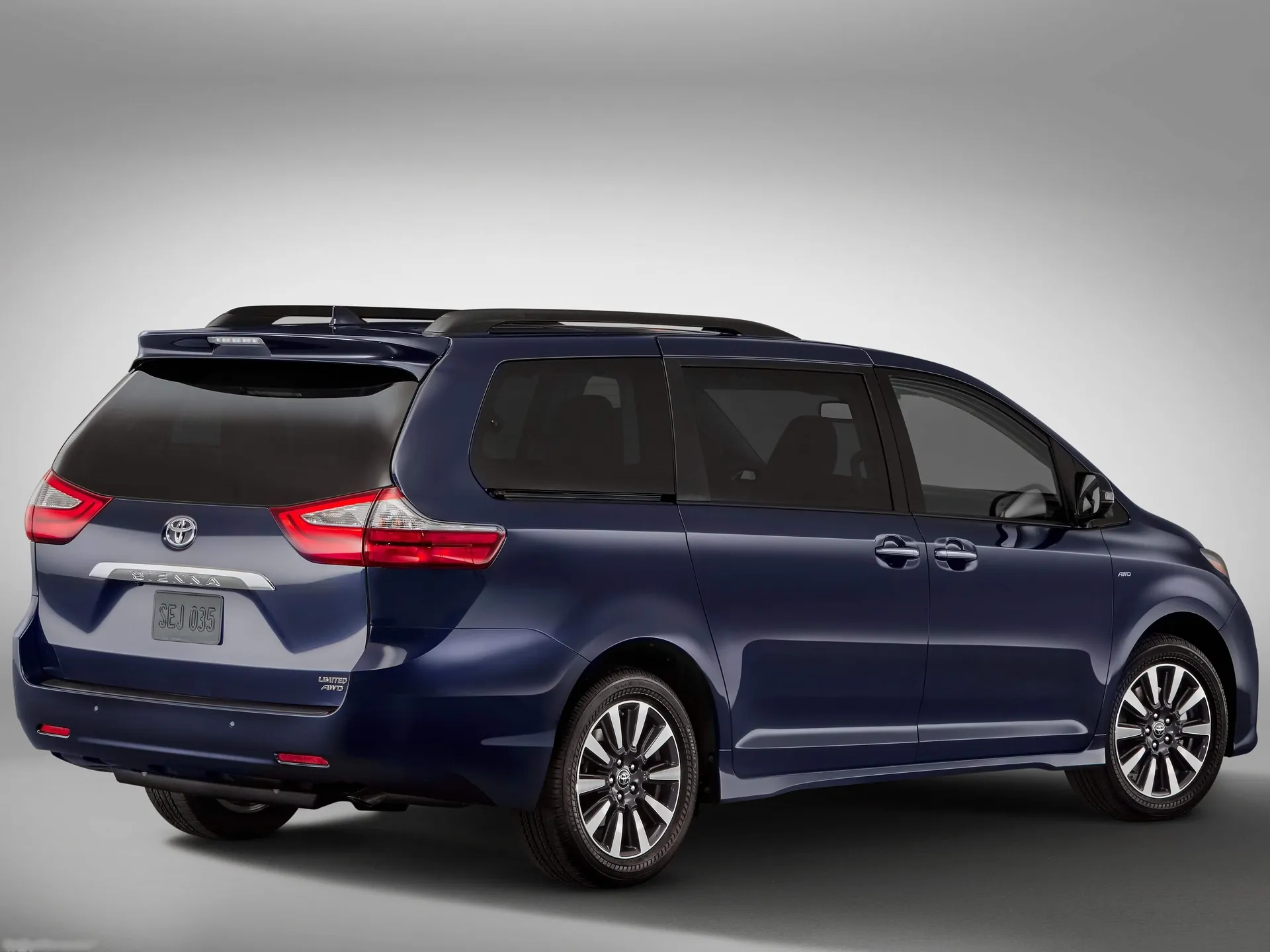 Toyota Sienna (2018) - Rear Three-Quarter