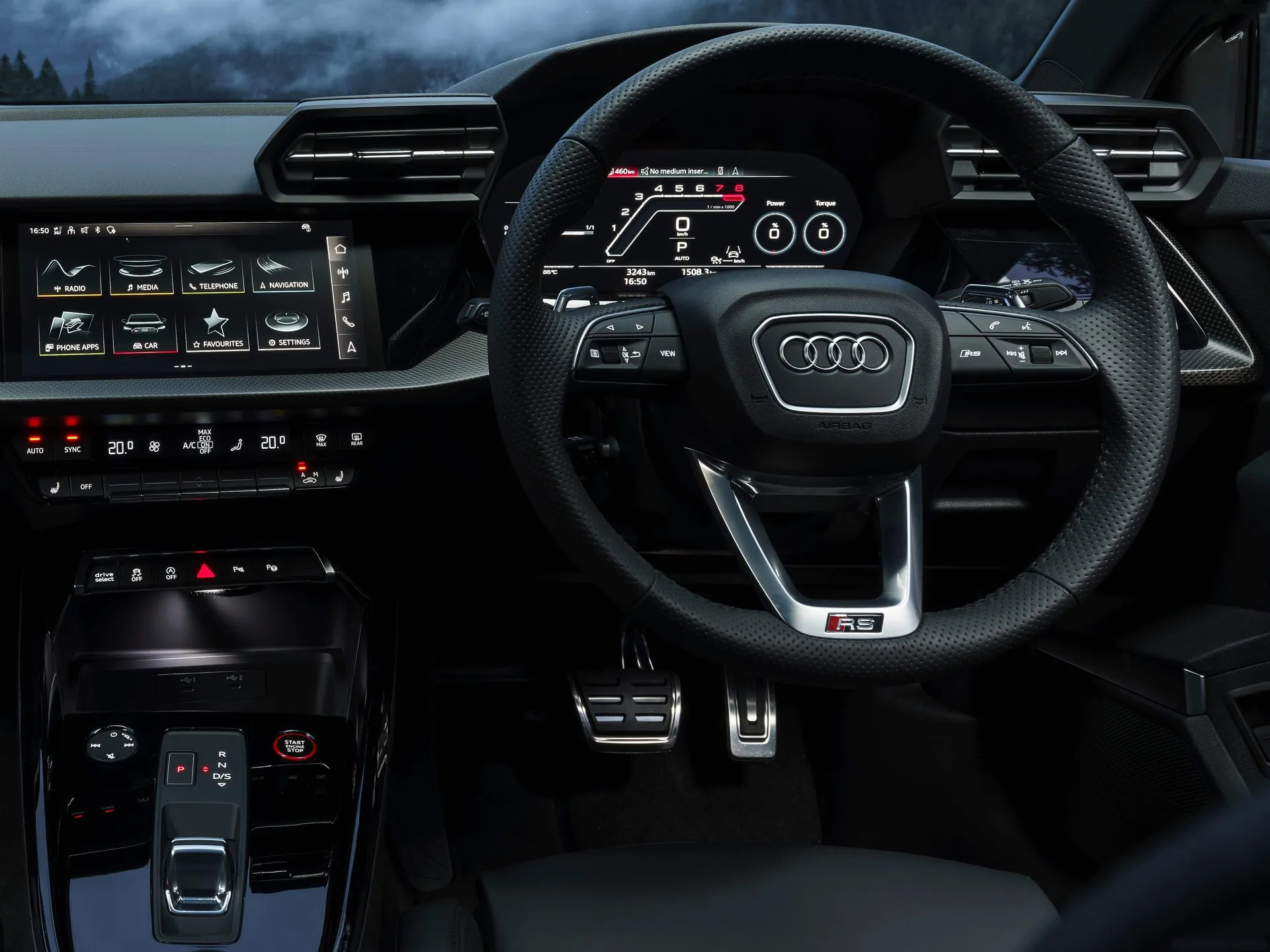 Audi RS3 Saloon [UK] (2022) – interiér