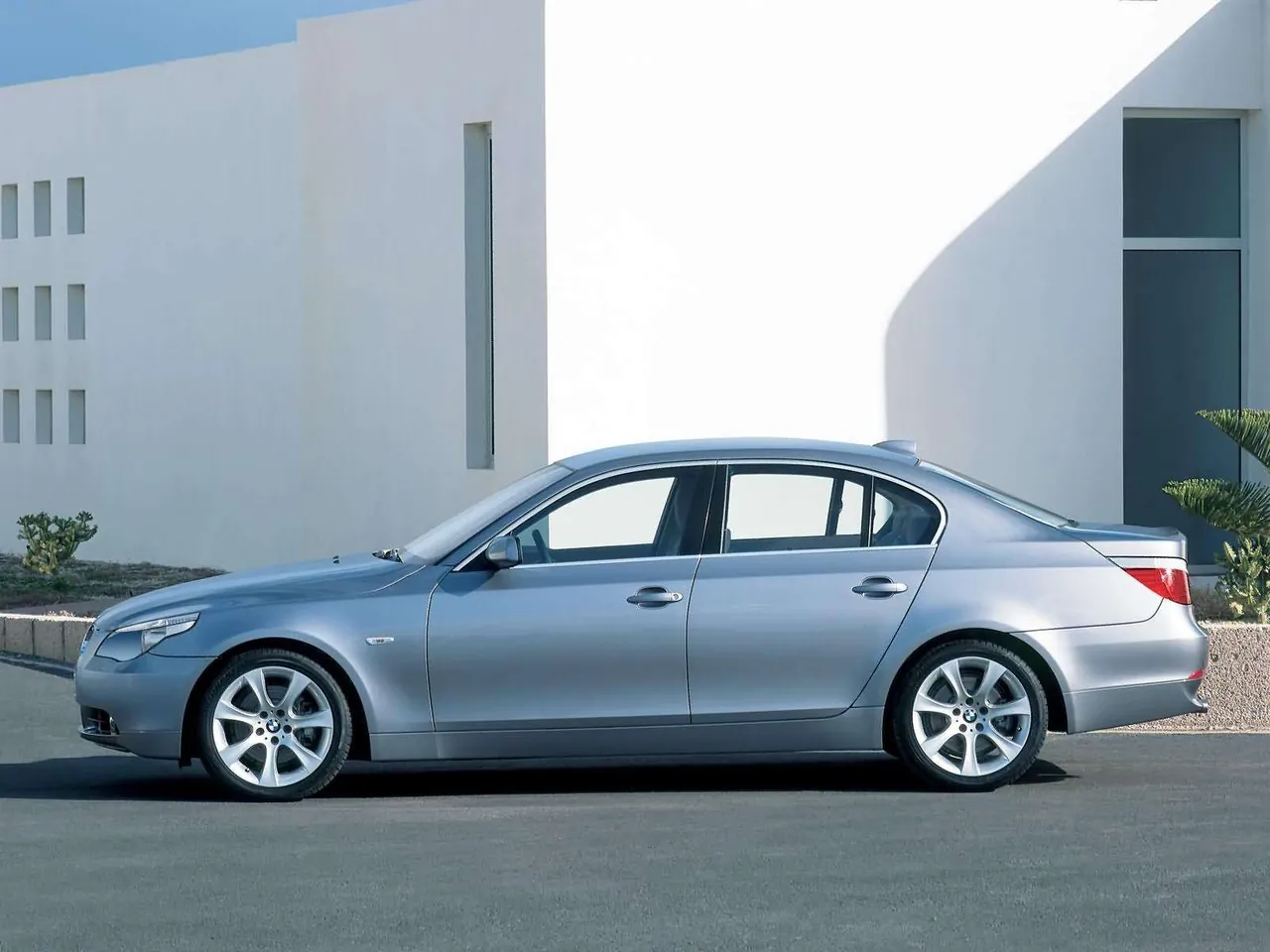 BMW 530i (2004) – boční profil