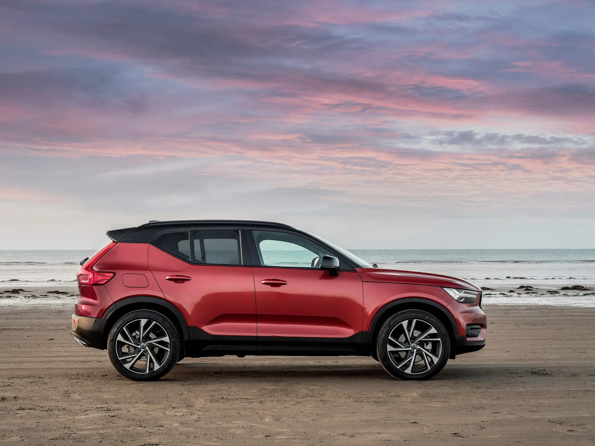 Volvo XC40 [UK] (2018) – boční profil