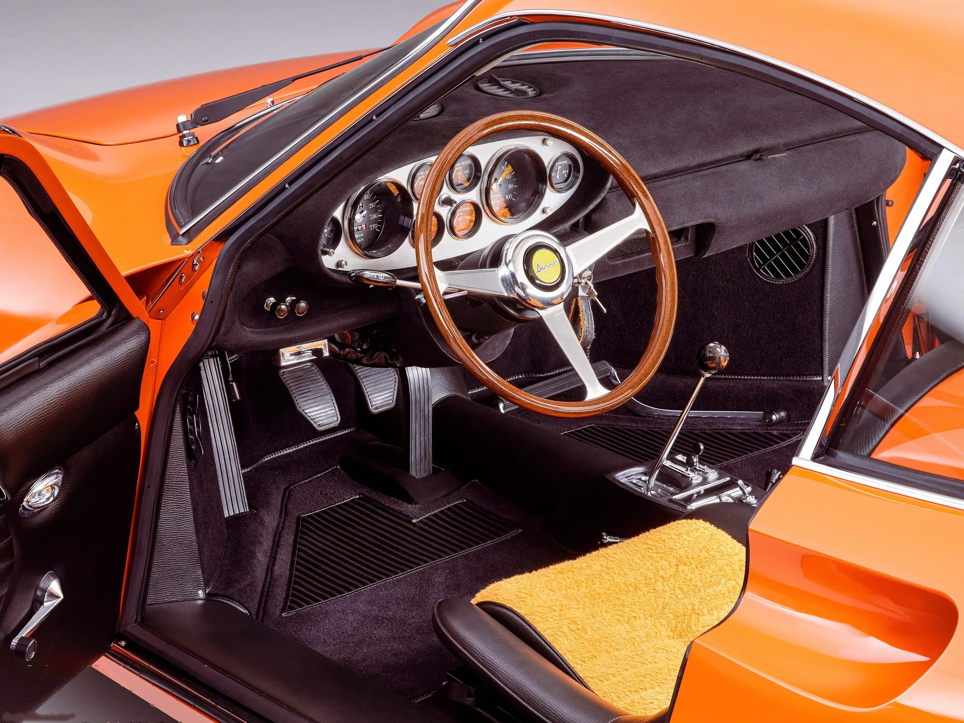 Ferrari Dino 246 GT L (1969) – interiér