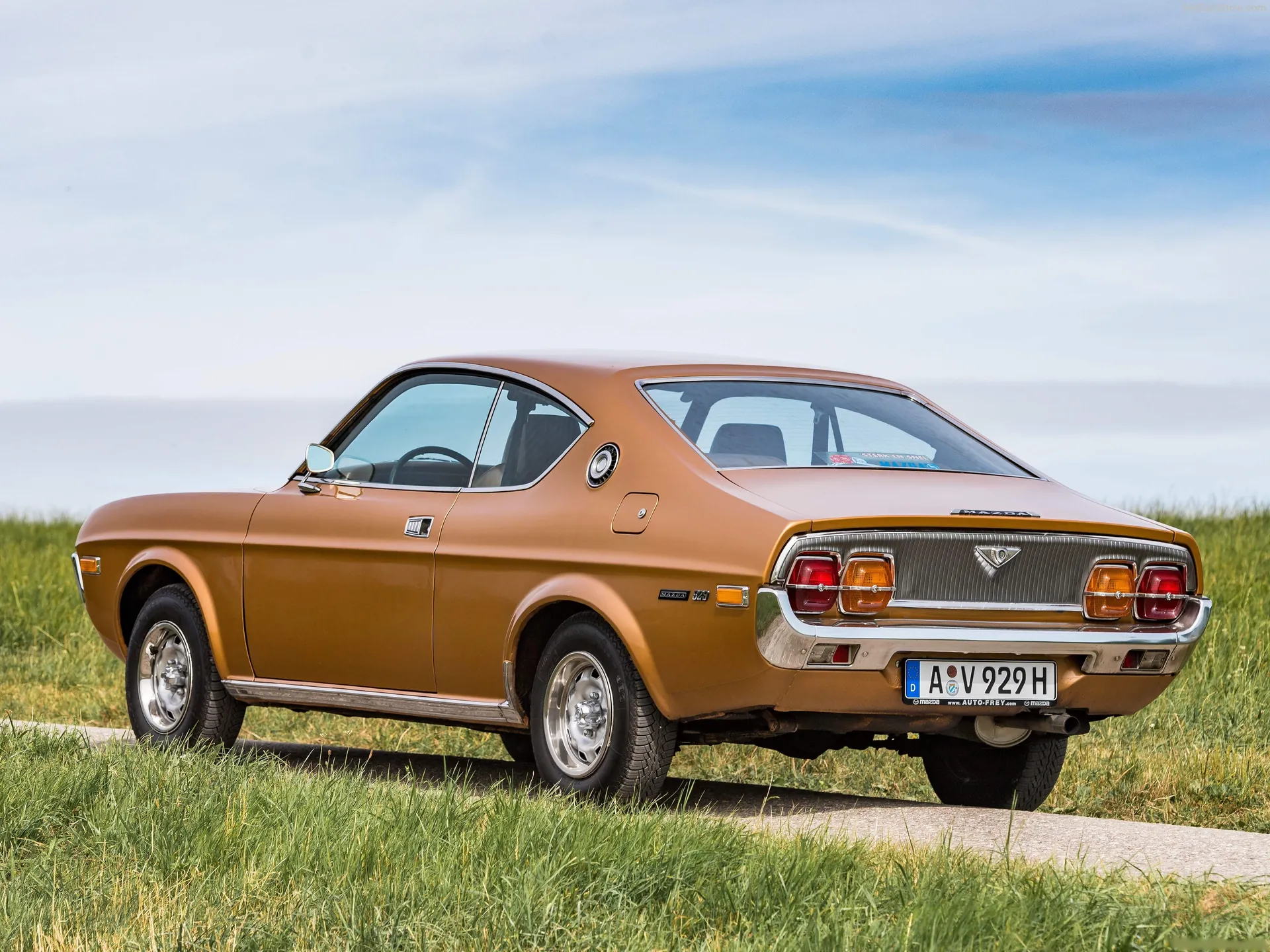 Mazda 929 (1974) – zadní tříčtvrteční pohled