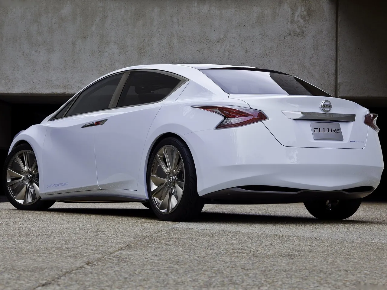 Nissan Ellure Concept (2010) – zadní tříčtvrteční pohled