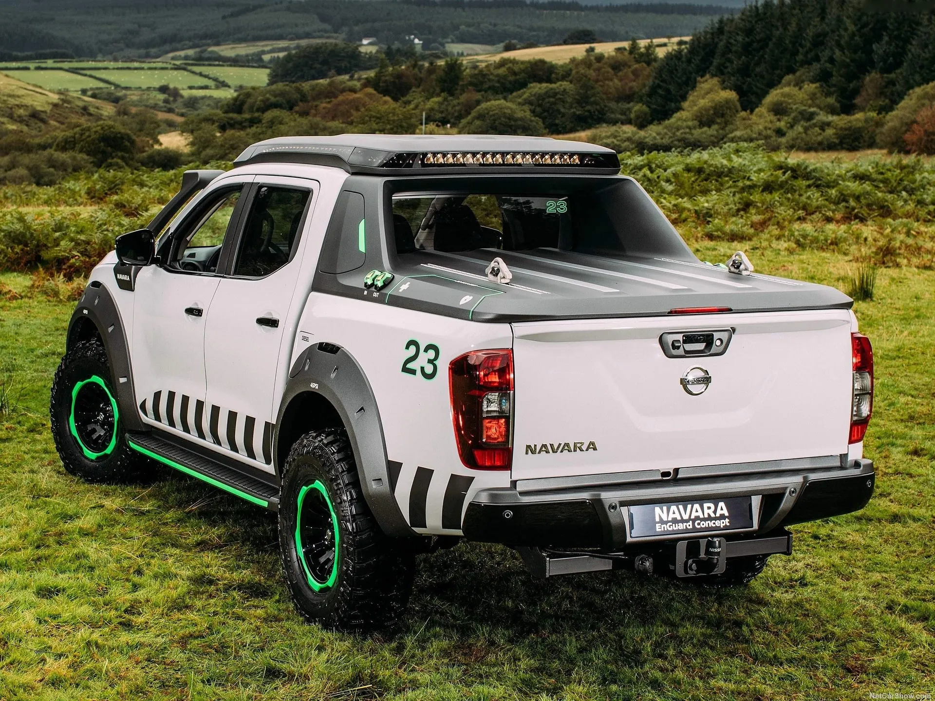 Nissan Navara EnGuard Concept (2016) – zadní tříčtvrteční pohled