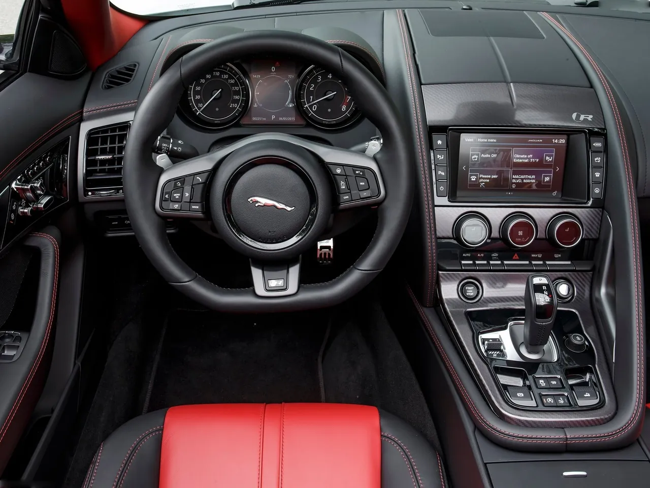 Jaguar F-Type (2016) – interiér