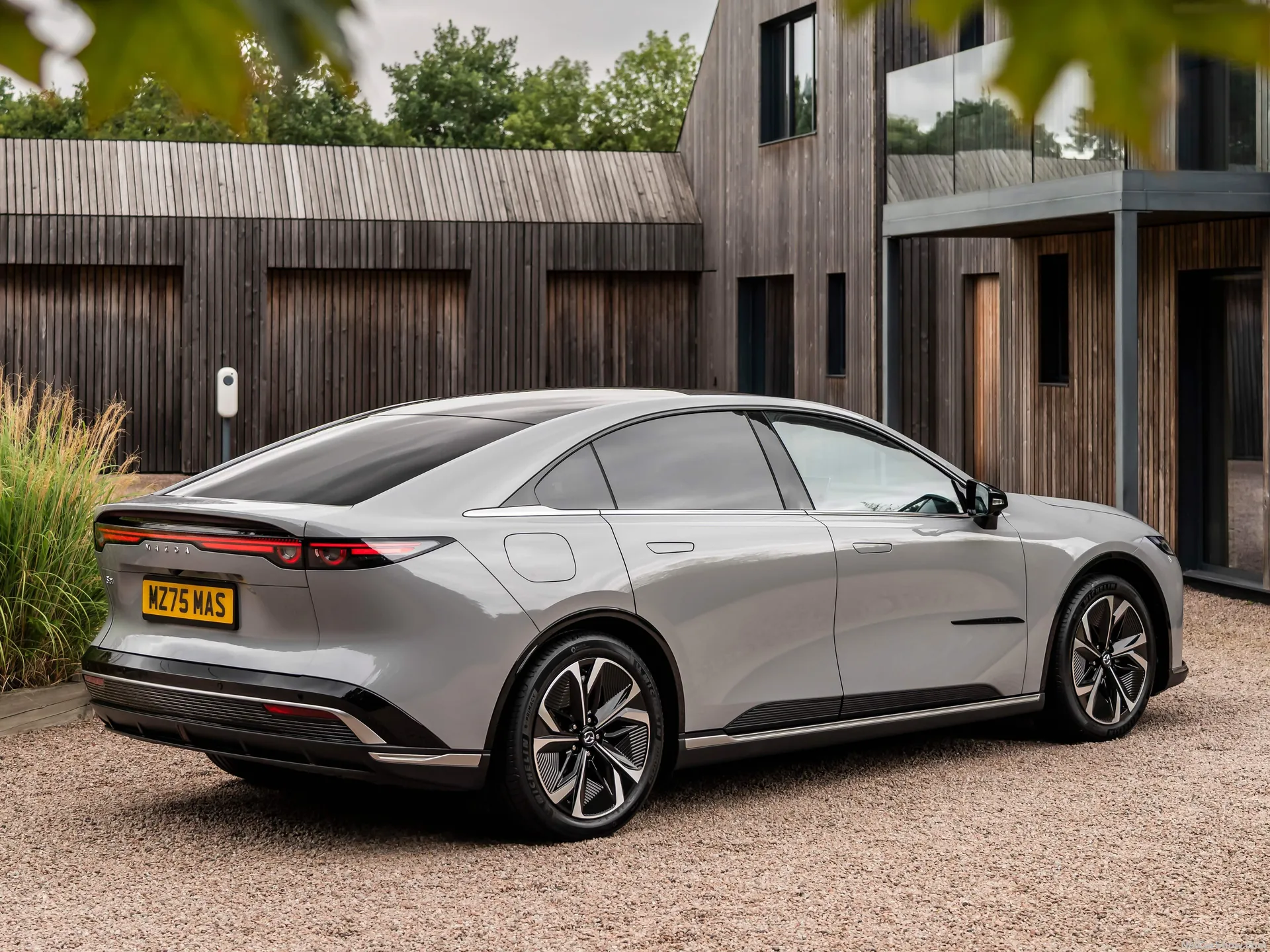 Mazda 6e [UK] (2026) – zadní tříčtvrteční pohled