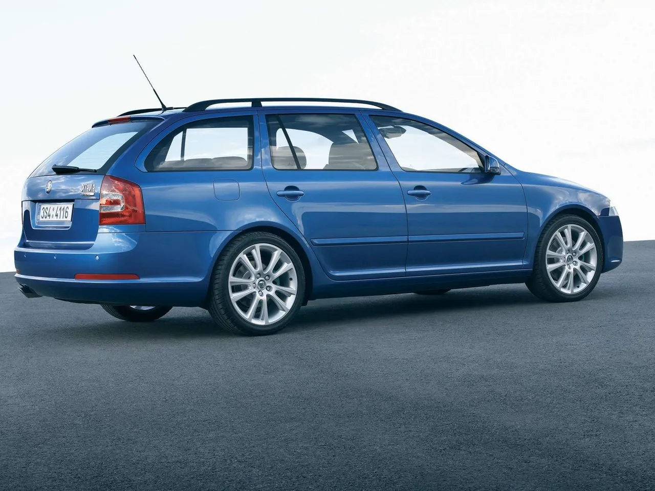 Skoda Octavia Combi RS (2006) – zadní tříčtvrteční pohled