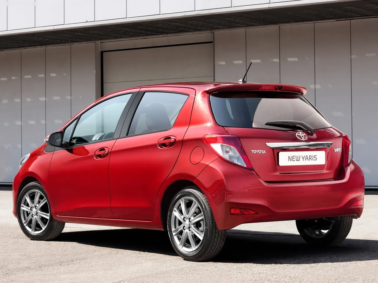 Toyota Yaris (2012) – zadní tříčtvrteční pohled