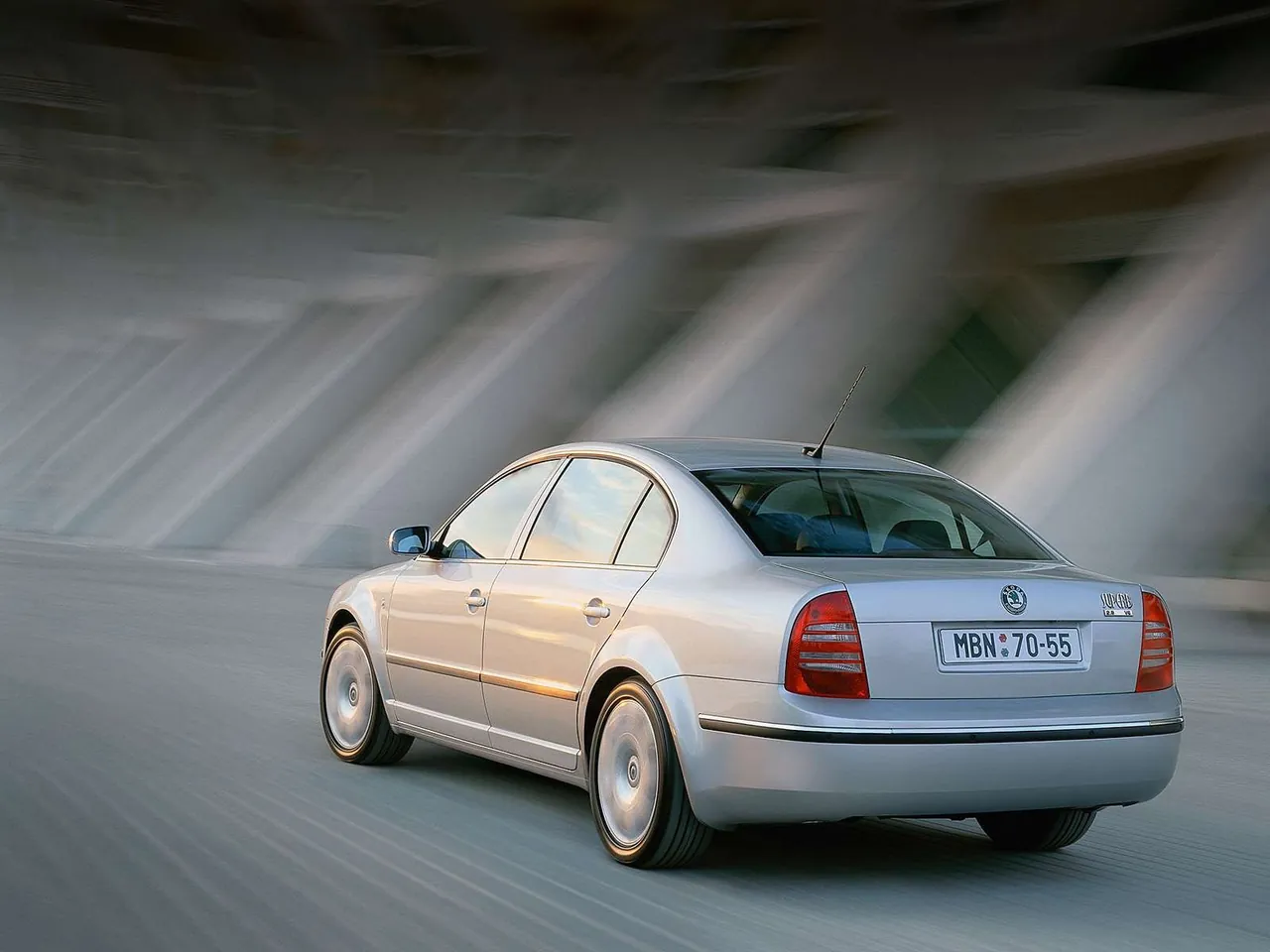 Skoda Superb (2003) – zadní tříčtvrteční pohled