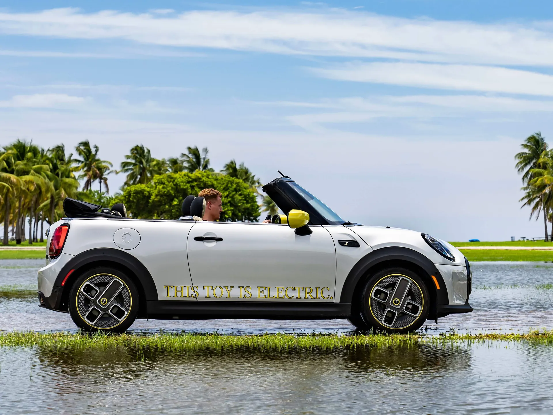Mini Cooper SE Convertible Concept (2022) – boční profil