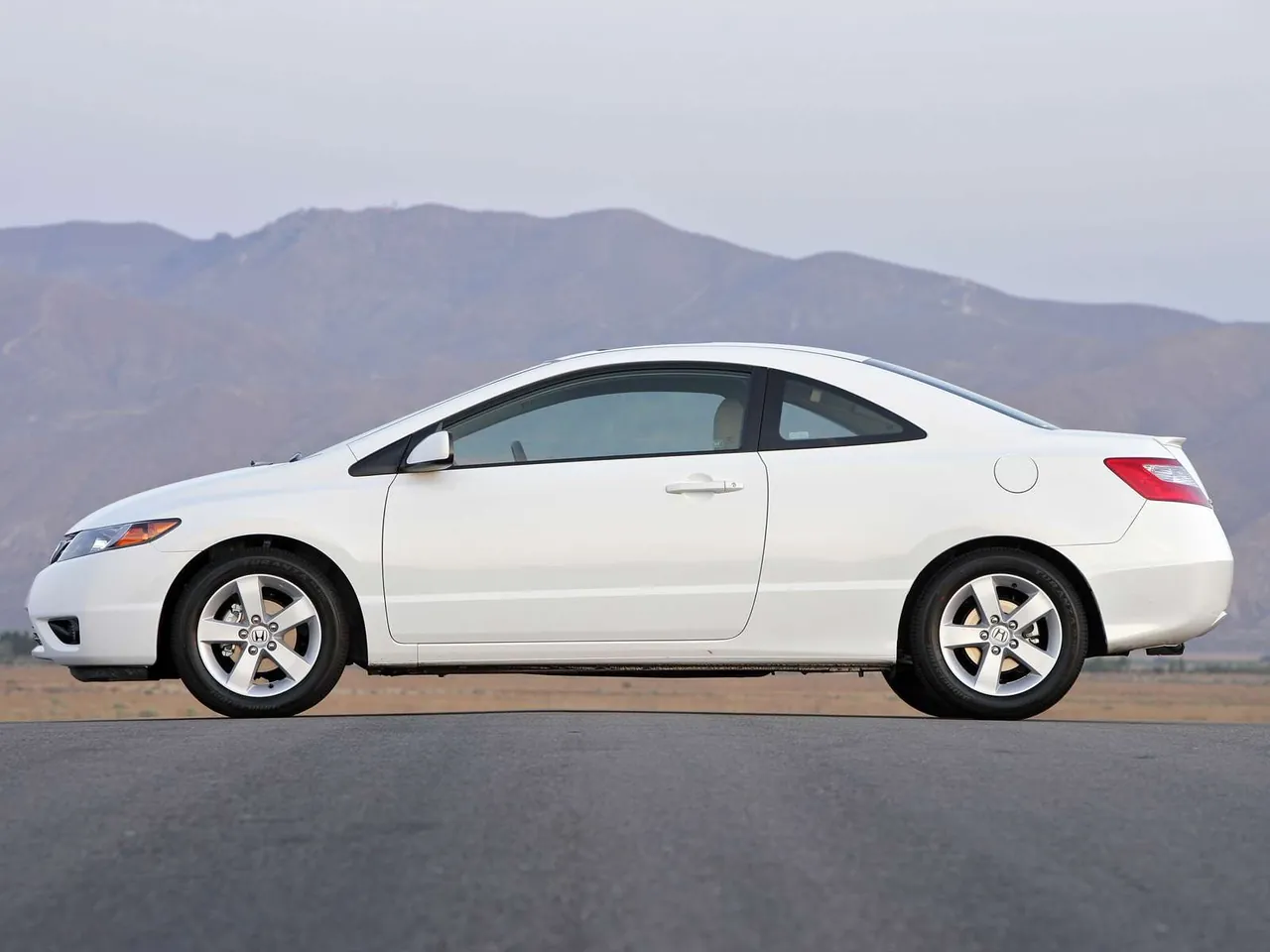 Honda Civic Coupe (2006) – boční profil