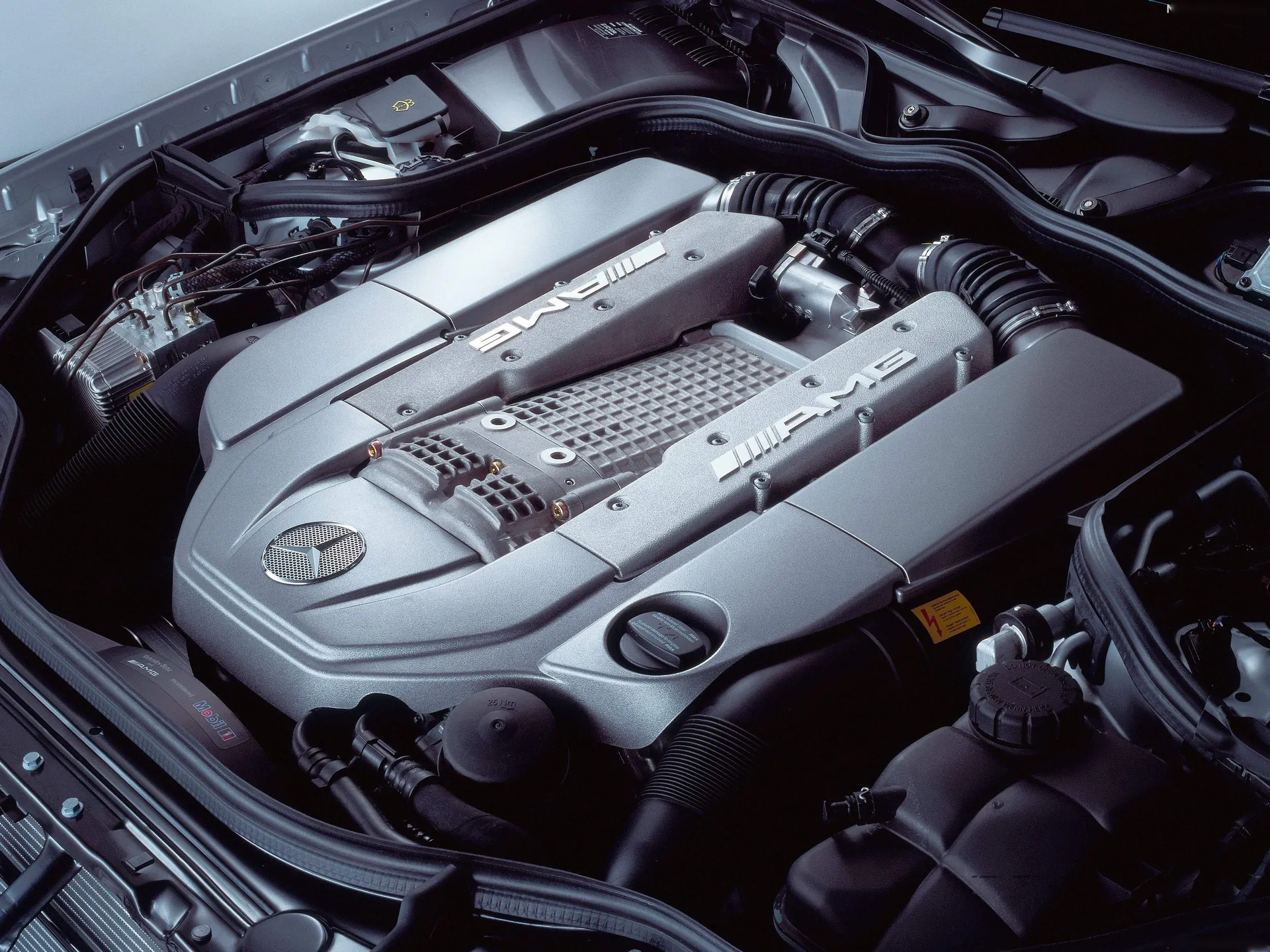 Mercedes-Benz E55 AMG (2003) - Engine